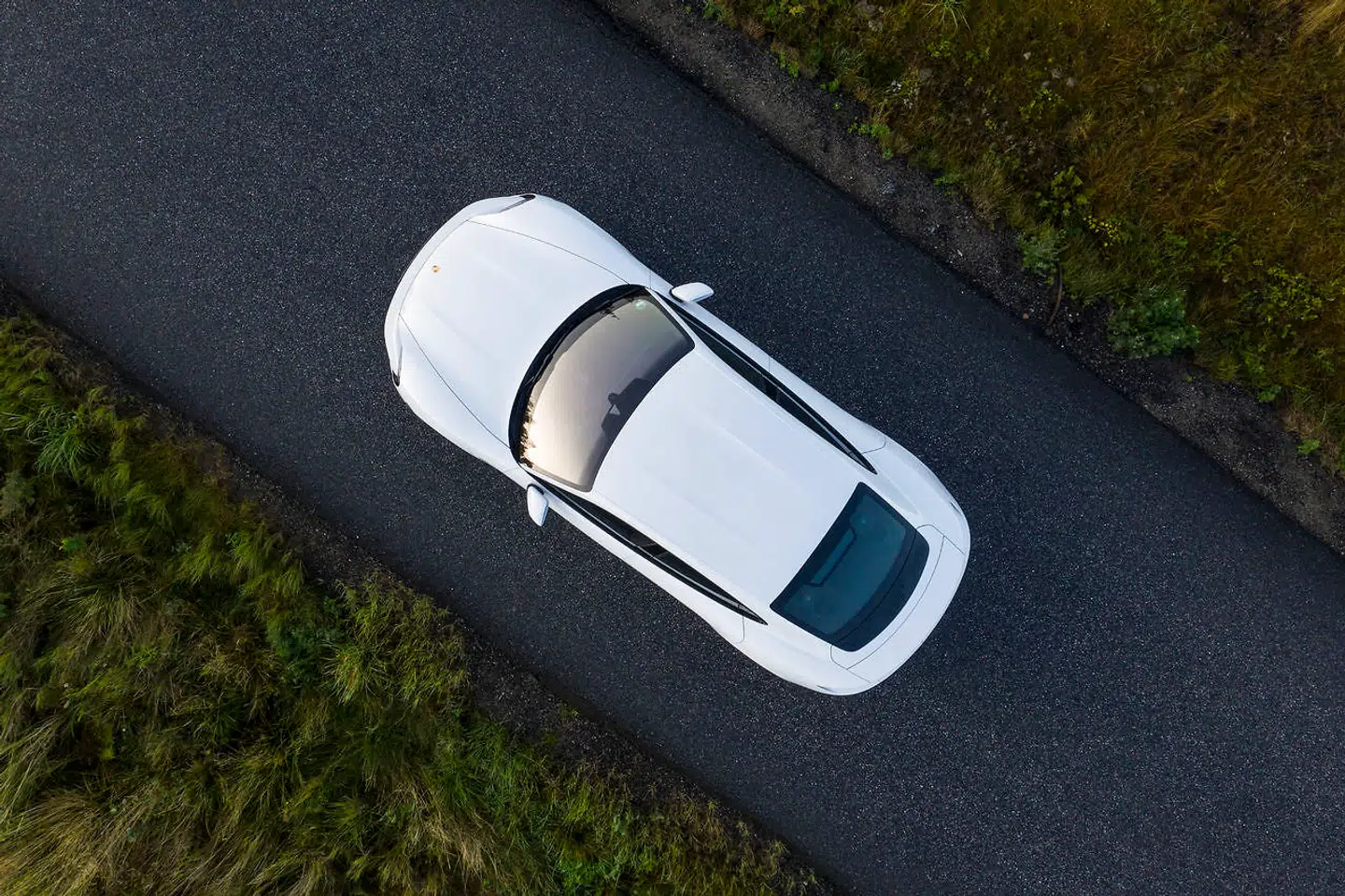 Porsche Taycan er næsten fem meter lang og to meter bred, men visuelt synes den mindre, end den er.