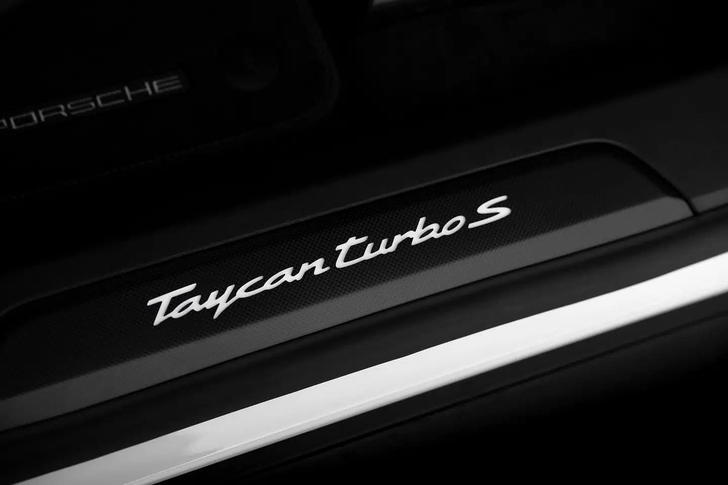Eneste alvorlige anke er Porsches ubehjælpsomme navngivning. At kalde topmodellen Turbo S flugter med mærkets andre modeller, men når bilen hverken har forbrændingsmotor eller turbo, virker det decideret dumt.