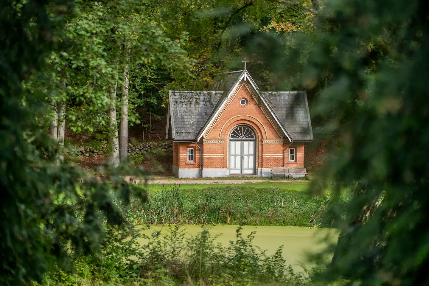 I udkanten af Rude Skov ligger et lille kapel, der har hørt til Ebberødgård. En begravelsesplads tæt ved foregriber med sine diskrete gravsten vor tids skovkirkegårde. Kapellet er i dag lukket for offentligheden.