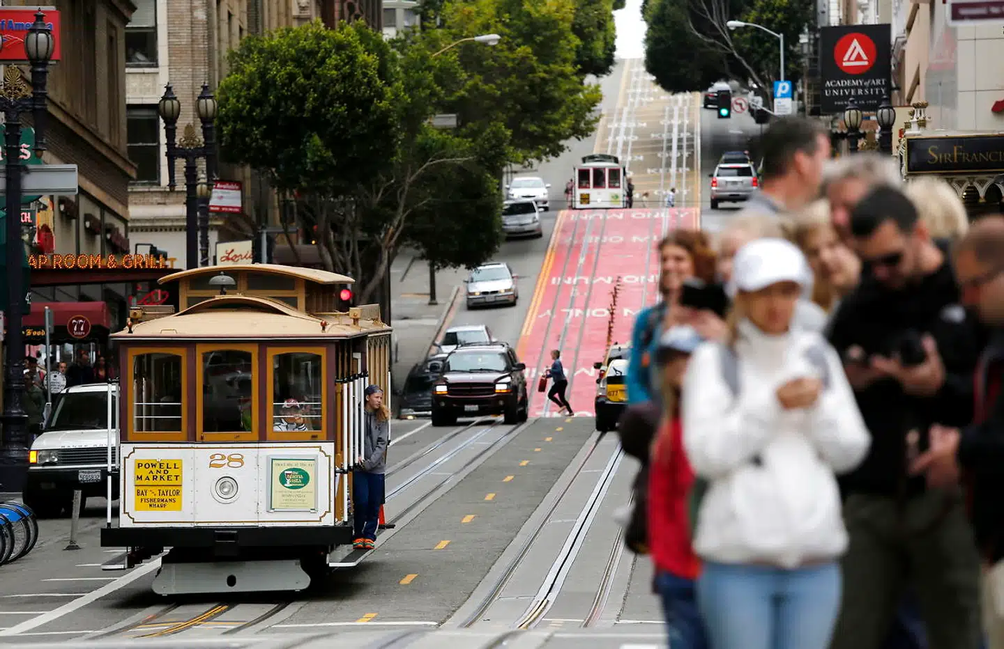 Der er mangel på boliger i San Francisco. Der er for få boliger til salg, og de, der er til salg, er for dyre, hvilket skubber folk med små lønninger langt væk fra centrum.