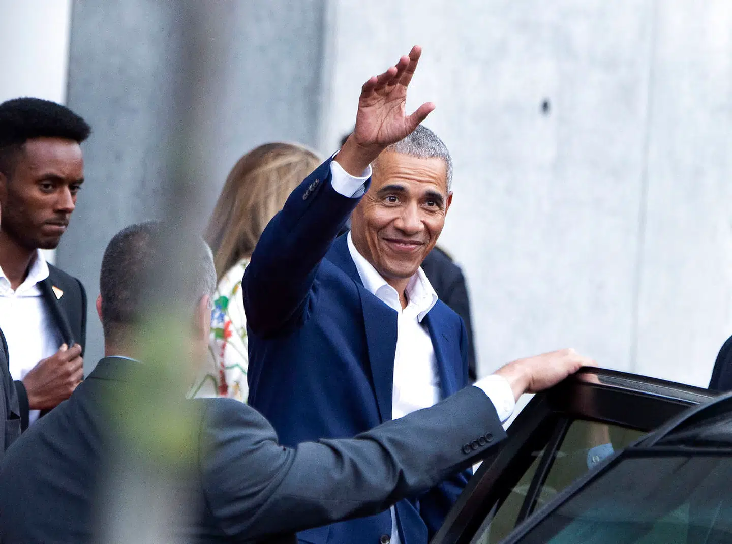 Barack Obama vinker, mens han forlader Musikken Hus i Aalborg efter sit besøg lørdag.