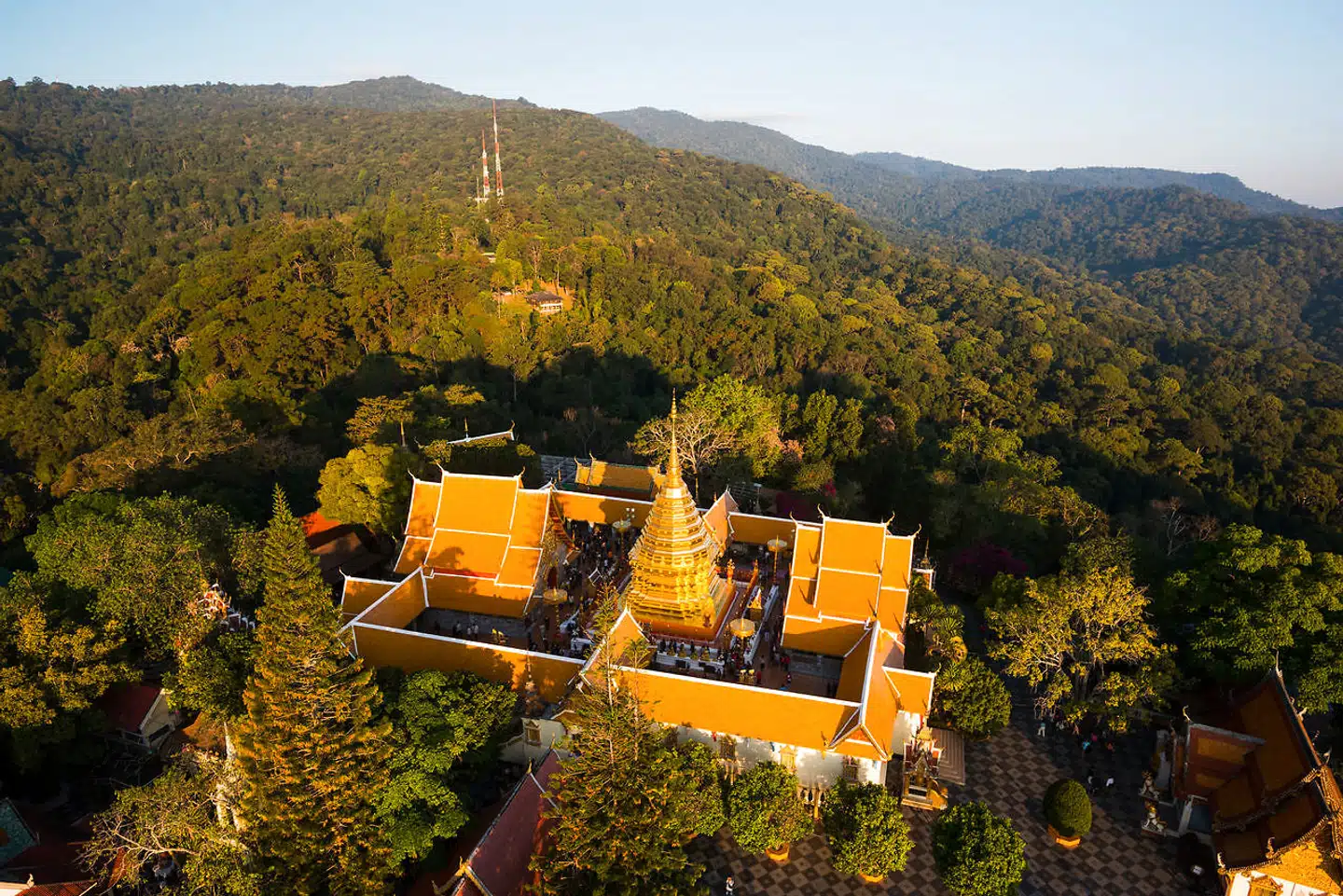 Doi Suthep er Thailands andet mest berømte tempel, der ligger halvvejs oppe på et bjerg vest for Chiang Mai.