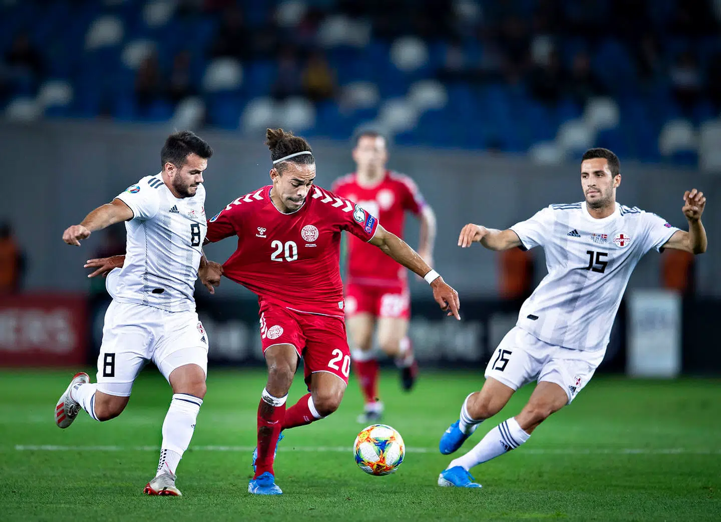 Yussuf Poulsen og resten af det danske landshold kan stadig ses i YouSees grundpakke – men kan forsvinde ud af billedet efter nytår.