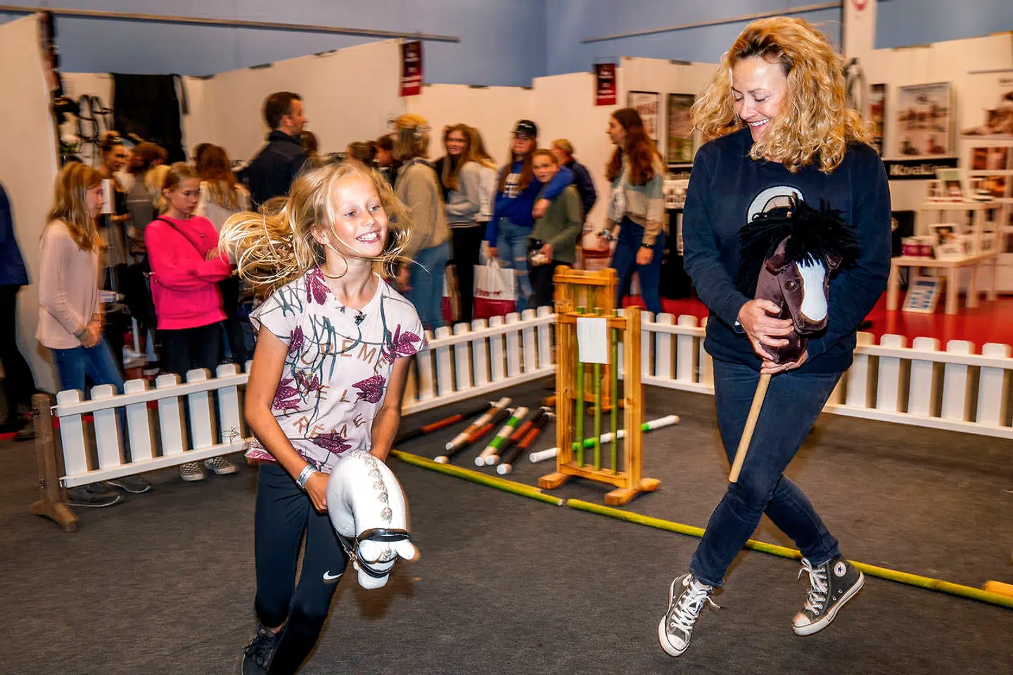 Seline viser Berlingskes udsendte, hvordan man rider dressur på en kæphest. Det er sjovt, men kræver en god kondition – og kan naturligvis være farligt, hvis man har fået en fyrig ganger.