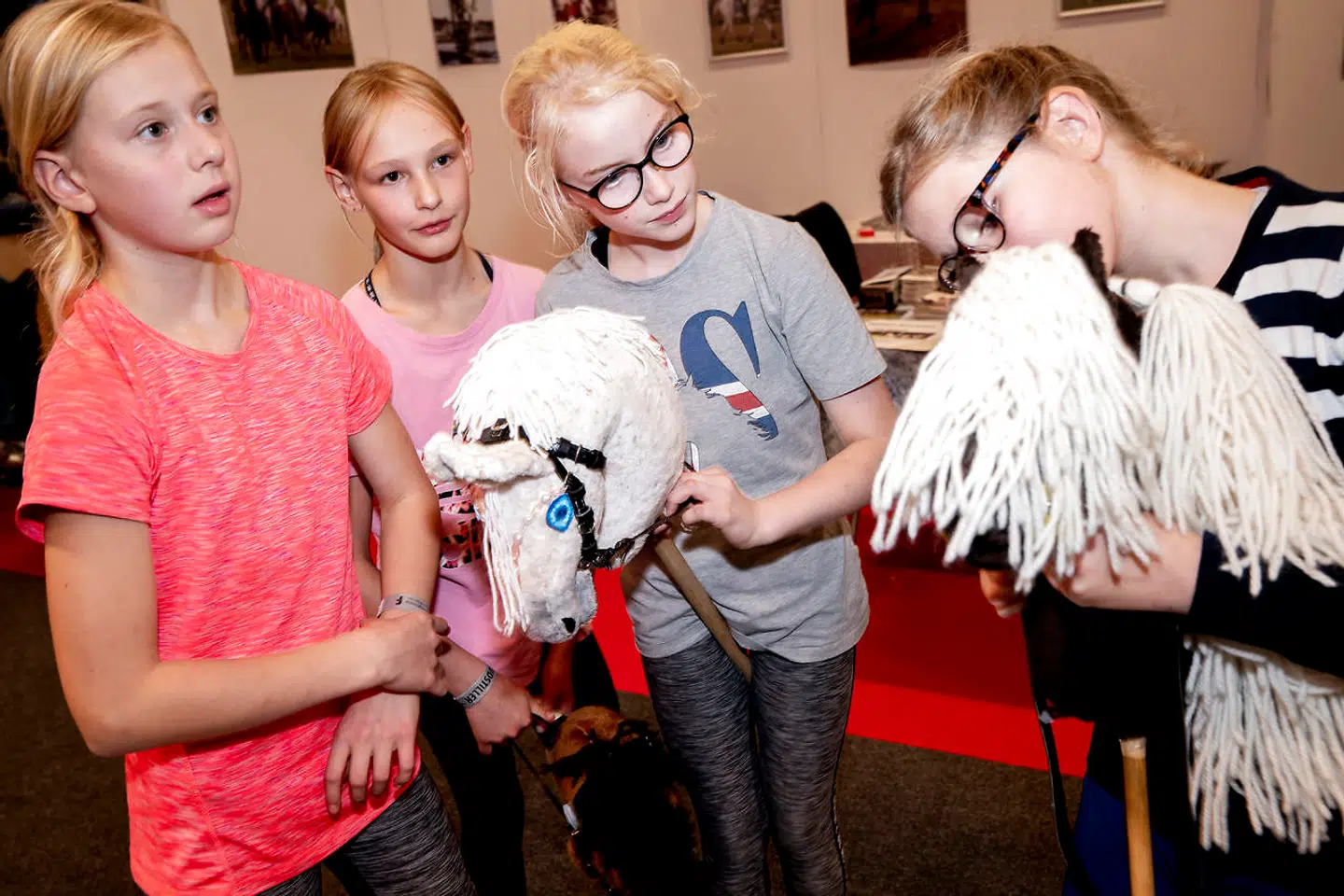 Der sammenlignes heste og seletøj. Mange af deltagerne har lavet deres heste selv. Fra venstre er det: Isa, Isabella-Maria, Freya og Sofie.