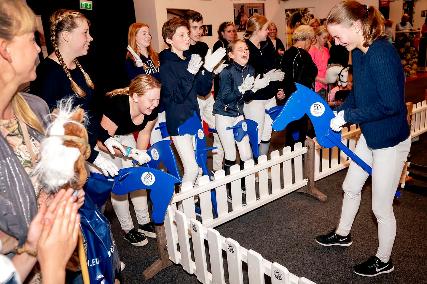 De blå heste er nogle, alle kan låne, hvis de endnu ikke har deres egen. Her er det en norsk rideskole, som er mødt op til hesteshow i Hillerød.