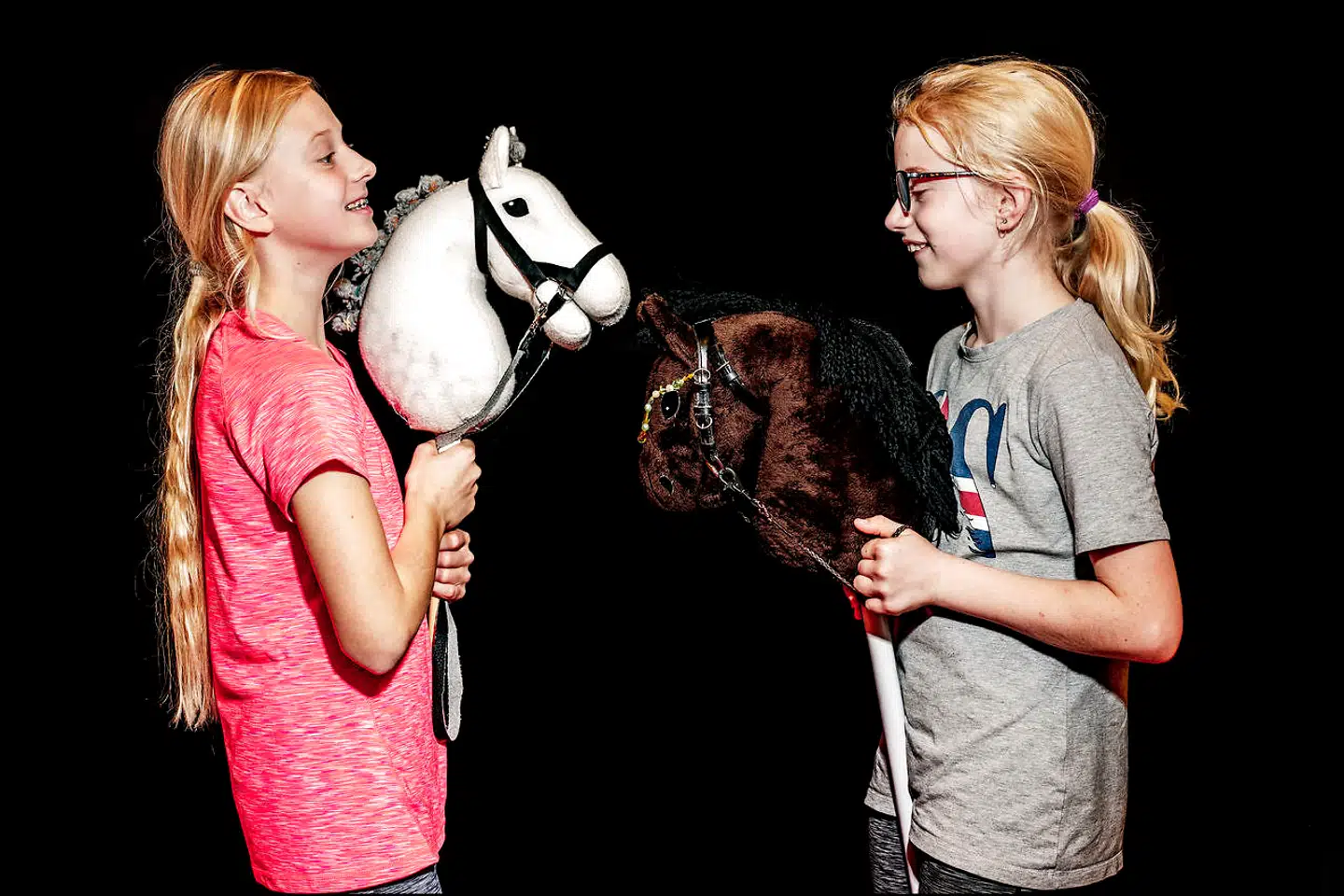 Isa Buck Thomsen tv, 11 år, fra Skævinge med sin kæphest Flicka og Freya Edmondson th, 11 år, fra jægerspris med sin kæphest Charlie. De har begge redet siden 2017.