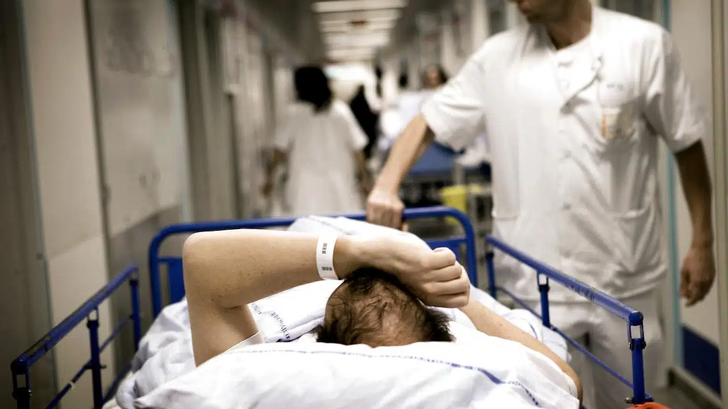 »Mange nye spillere er således kommet på banen som ufaglærte sundhedseksperter og byder sig til med egne løsninger på ellers komplekse problemer. Det har givet anledning til flere nye modetendenser inden for sundhed, hvor fagligheden glimrer ved sit fravær. Her anbefales detox, immunboosting og tarmskylninger,« skriver Ida Donkin.