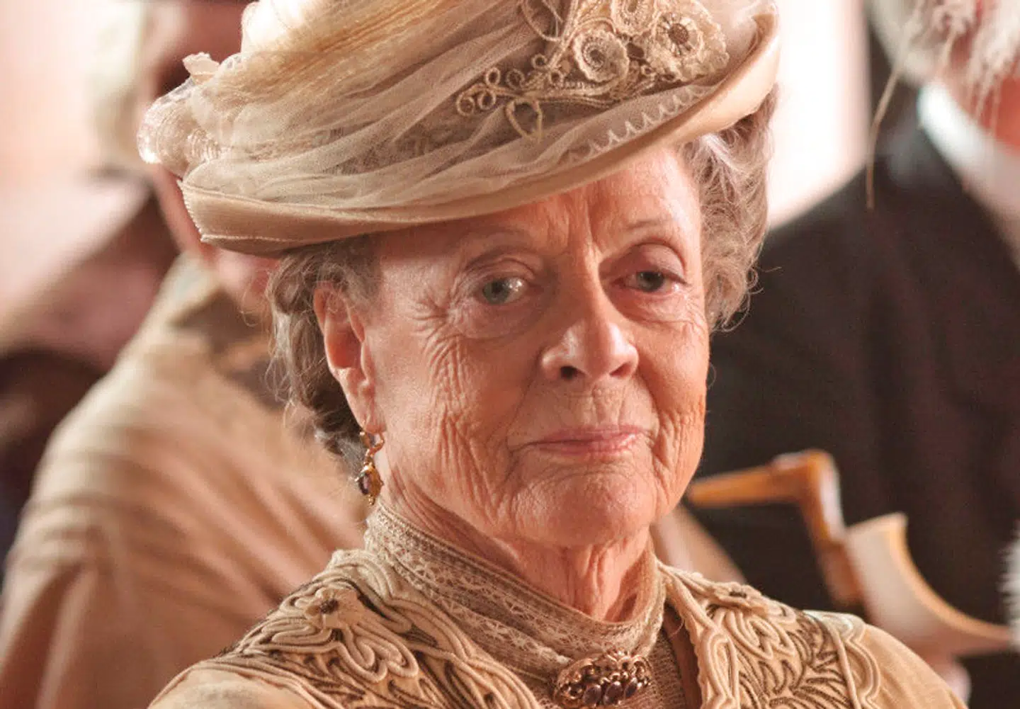 Maggie Smith får endnu engang lagt den ene aforisme efter den anden i munden som Lady Violet med den skarpe tunge.