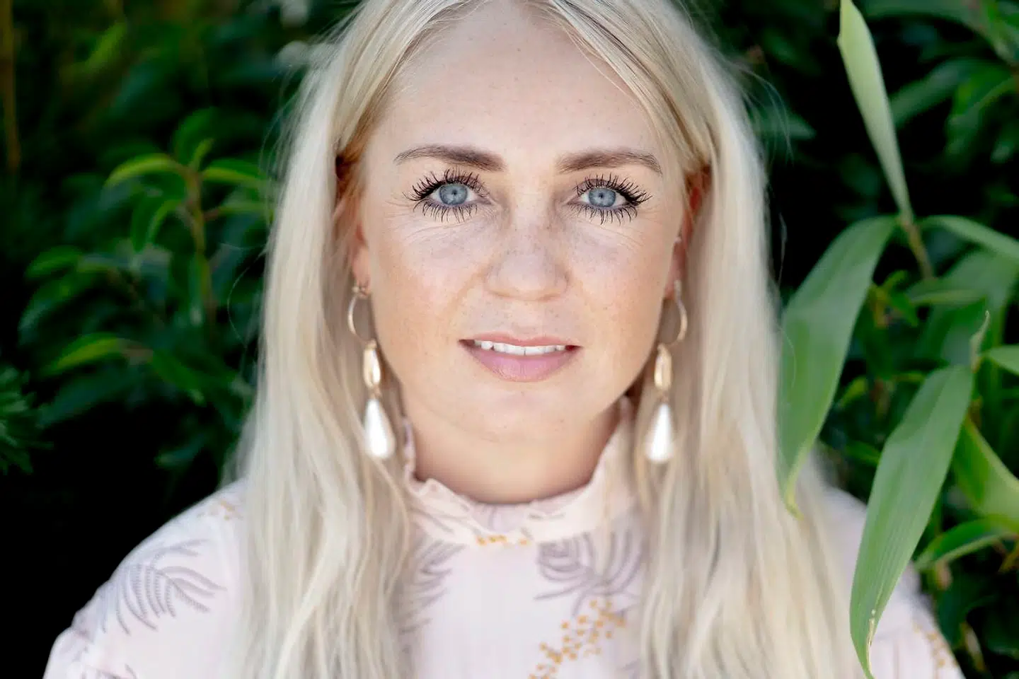 33-årige Pernille Kjeldsen bor i L.A., hvor hun arbejder som PR-manager for Mikael Brandrup, der er en dansk graffitikunstner. Lige nu fokuserer hun på at skabe sig en karriere, og hun bruger stort set hver aften på at networke til diverse arrangementer. Hun kunne godt tænke sig at få børn, men hun har affundet sig med, at de kommer, hvis de kommer.