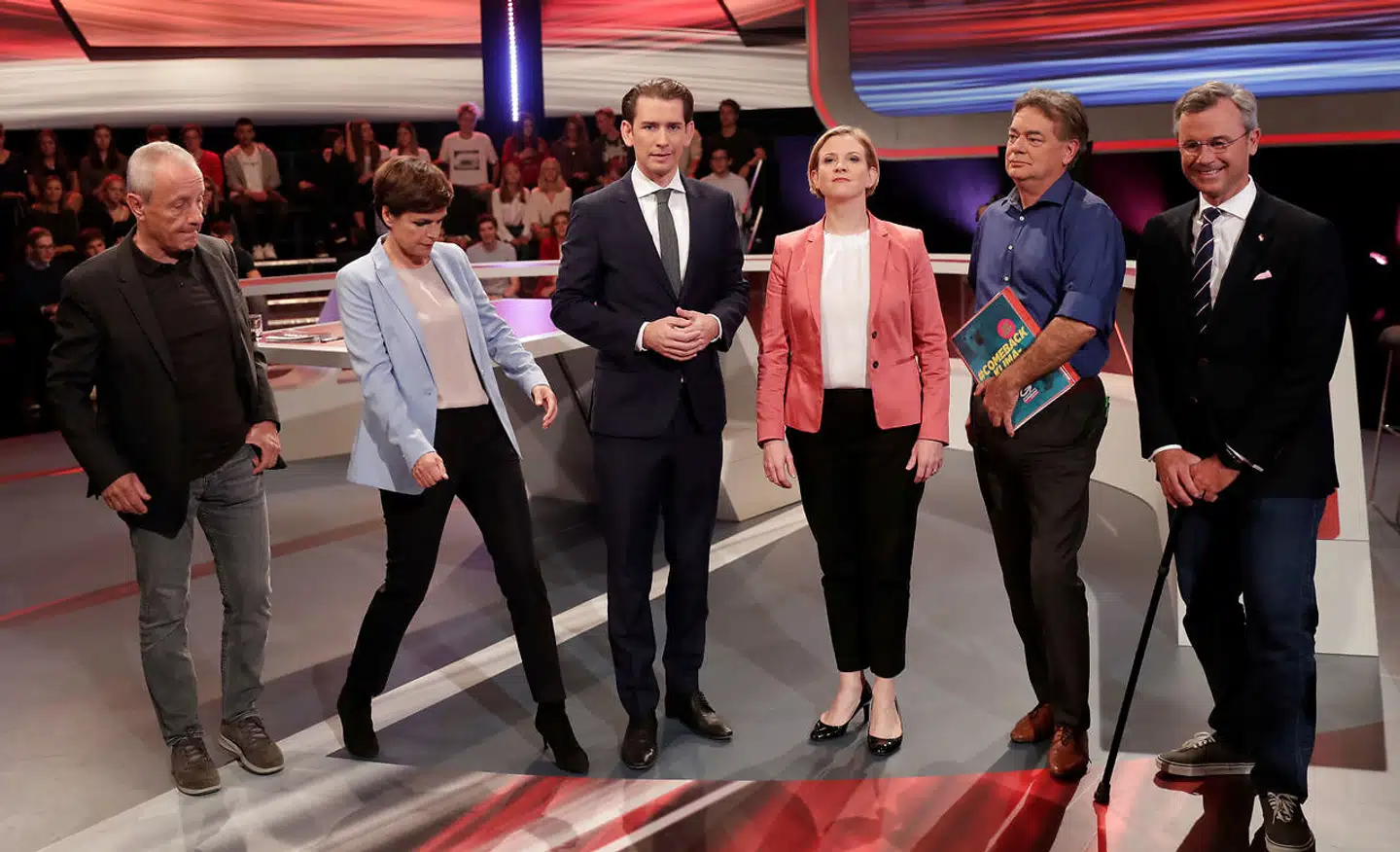 Torsdag blev den sidste TV-duel i Østrig afholdt. Det var nummer 15 i rækken. Trods de mange debatter har meningsmålingerne ikke rykket sig for alvor. Før valgkampen blev skudt i gang mistede FPÖ stemmer til Sebastian Kurz, mens De Grønne tog stemmer fra socialdemokraterne. På billedet ses Sebastian Kurz med de øvrige partiledere. Norbert Hofer står helt yderst til højre.