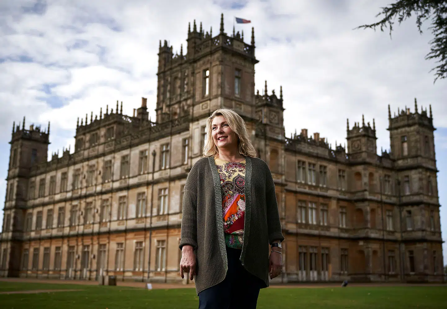 Grevinden foran sit slot. Lady Carnarvon har også titlen Countess (grevinde). Slottet er tegnet af Charles Barry, der også står bag det britiske parlament.