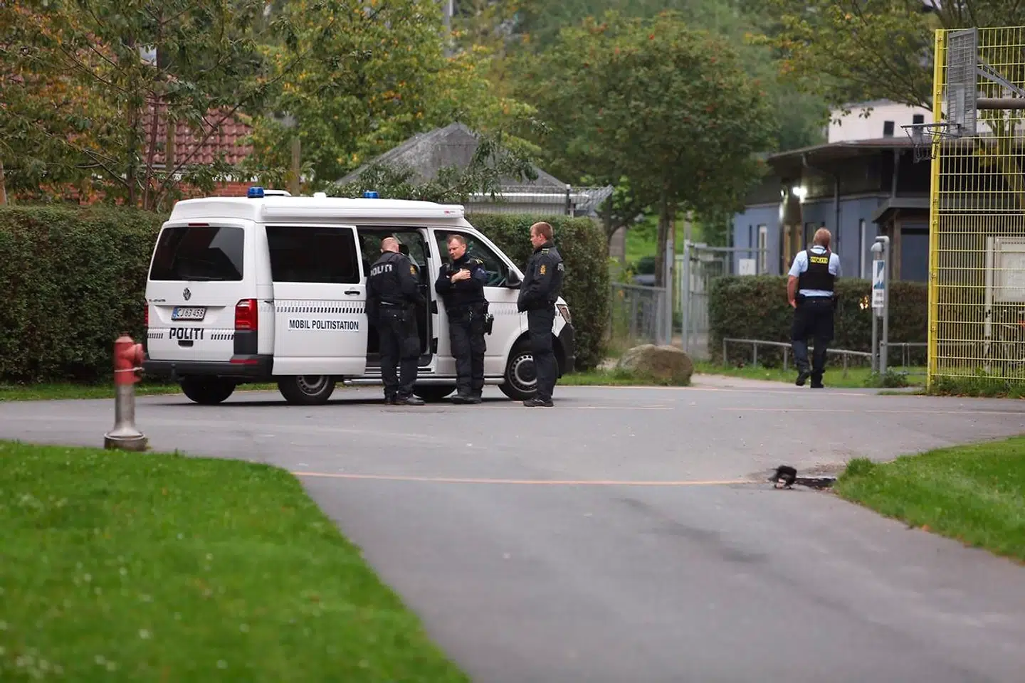 Borgere bliver stoppet på Nørrebro i København og kontrolleret af bandemedlemmer, der optræder som bevæbnede, selvbestaltede vagtværn. På fotoet ses politiets mobile politistation i Mjølnerparken på Nørrebro, hvor politiet torsdag slog til i en aktion mod bandemiljøet.