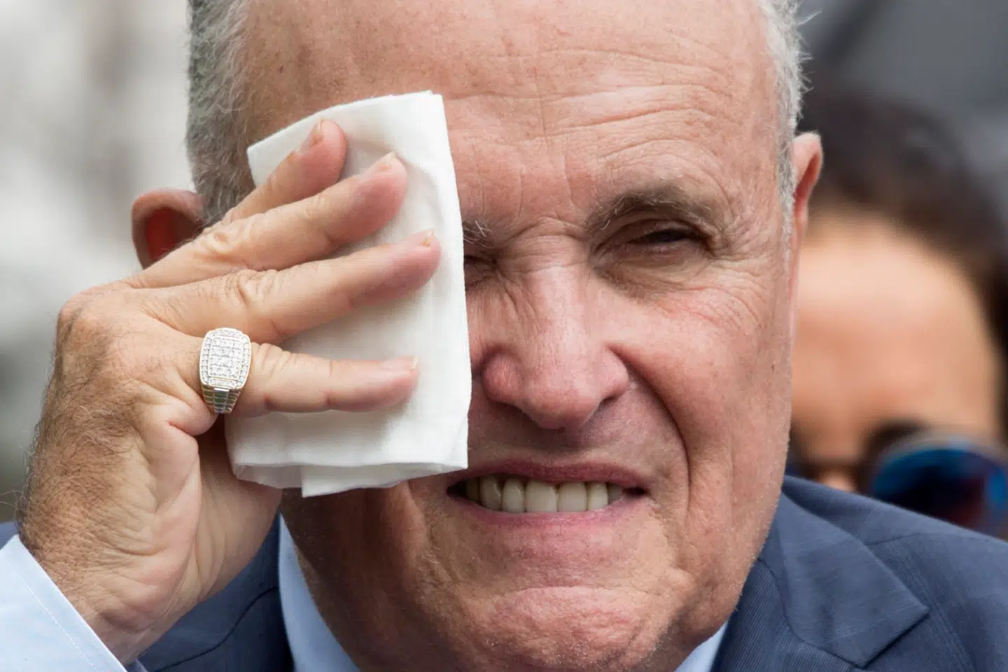 Hvad er der sket med Rudy Giuliani? Han blev engang hyldet som hele »USAs borgmester«, og nu diskuterer store medier, om der er noget galt med ham – for hans optræden bliver mere og mere forundrende.