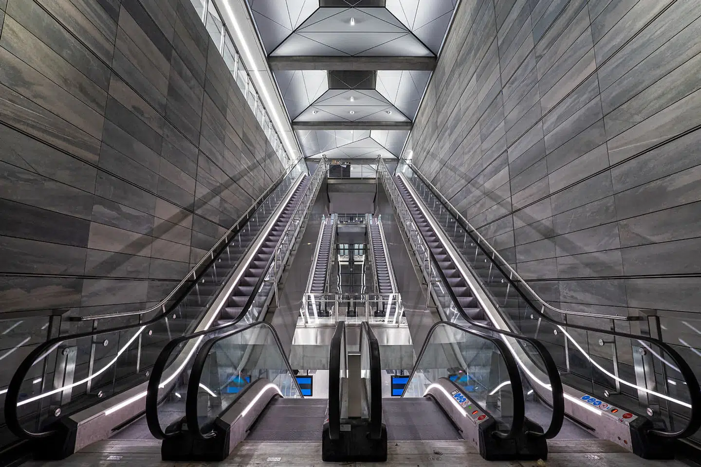 Der er ingen grund til at trave op ad trapperne på Frederiksberg Station, der – som de øvrige to stationer på Frederiksberg – får overdækkede rulletrapper fra perronen til gadeplan.