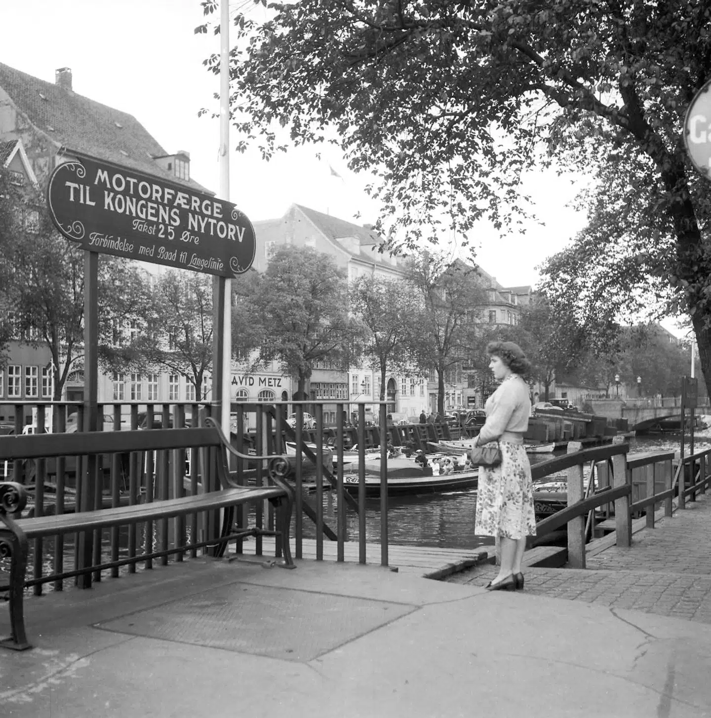 Vi skal tilbage til Christians IVs tid for at finde et anlægsarbejde, som var større end Cityringen – nemlig Christianshavn. Kvinden på billedet venter på motorfærgen fra Christianshavn til Kongens Nytorv – prisen var 25 øre. I dag var hun sikkert sprunget på metroen.