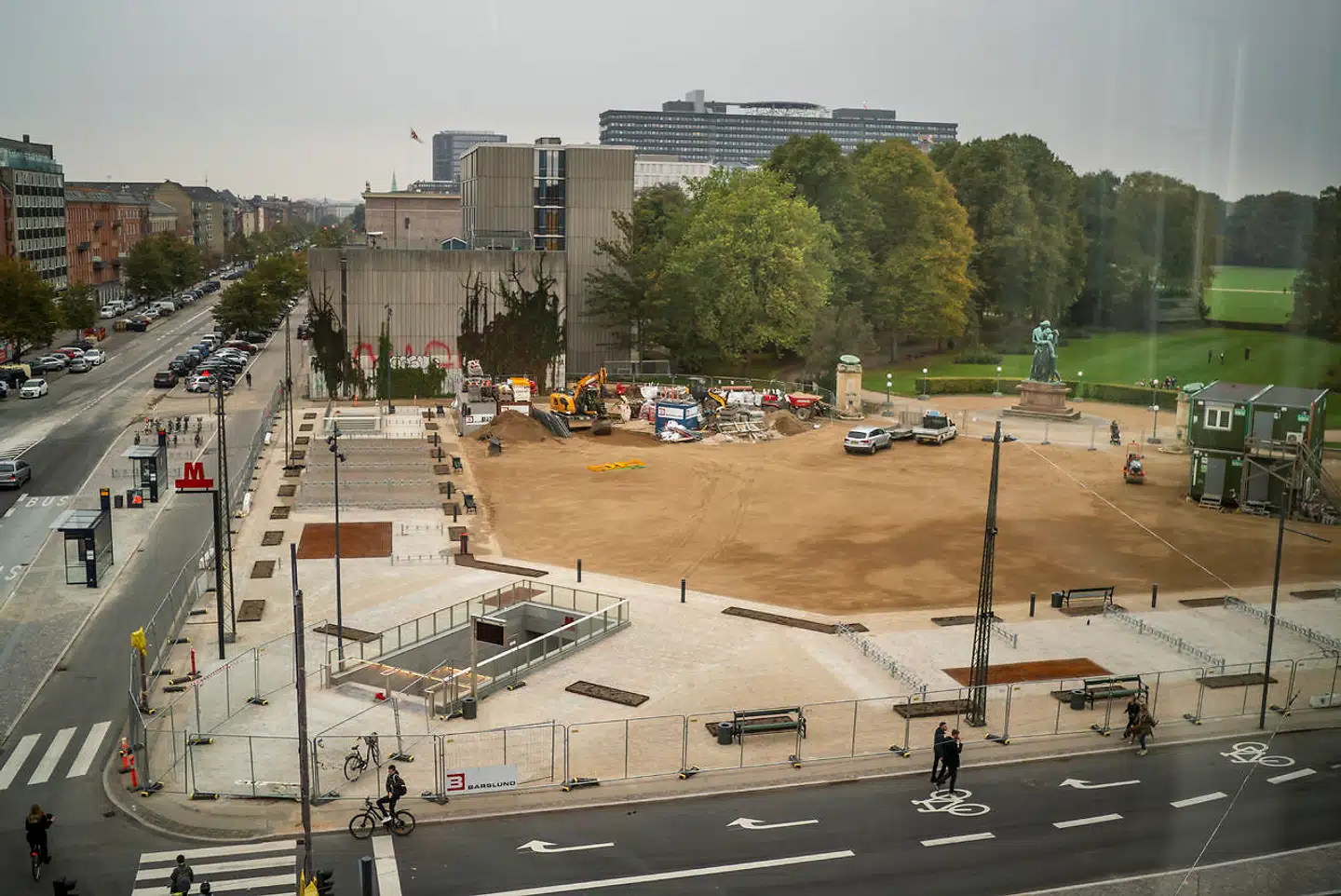Stationen Trianglen ligger lige ved Fælledparken. Gruspladsen er designet til at kunne rumme større events, eksempelvis cirkus.
