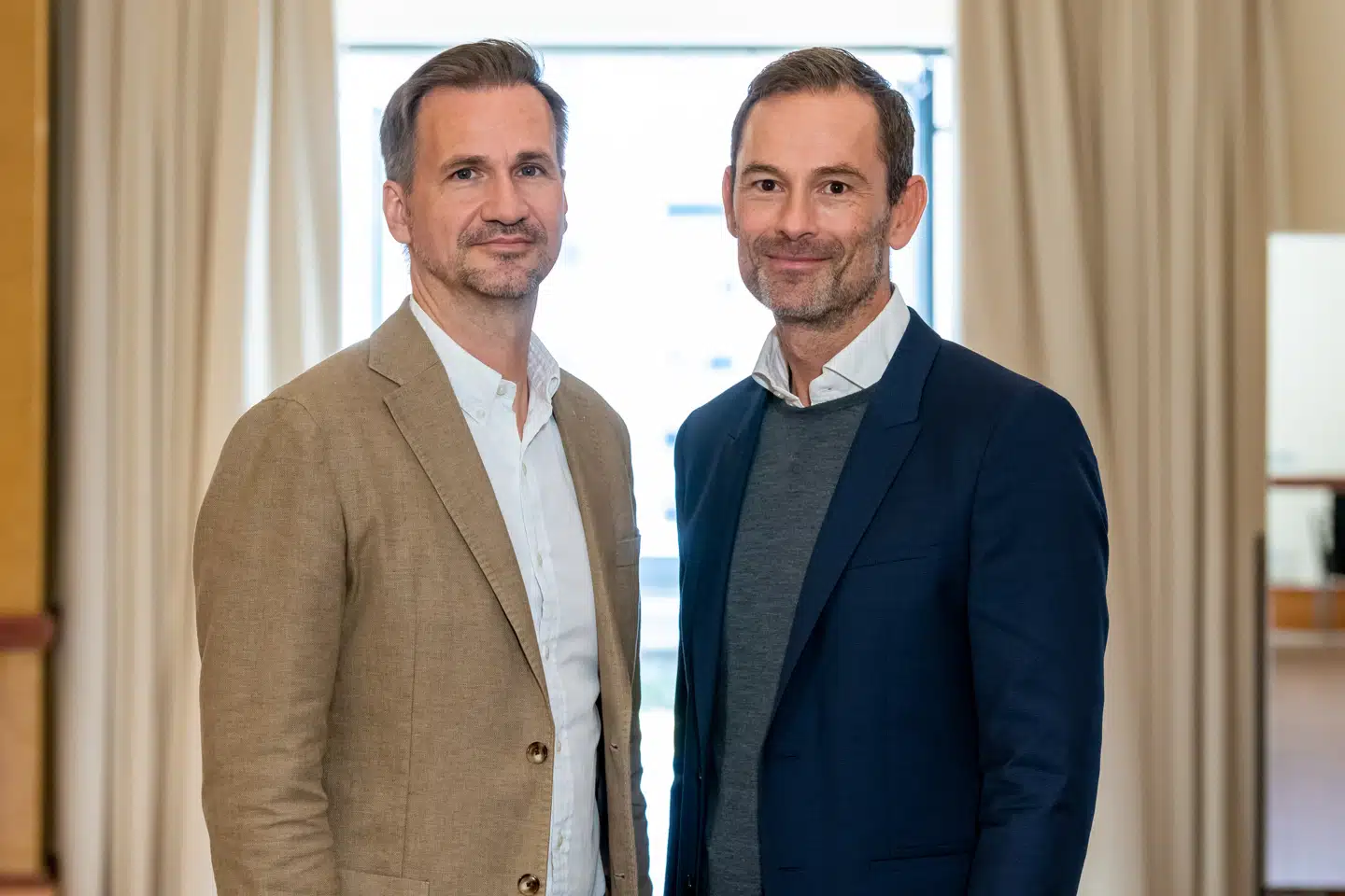 Michael Schneider (til venstre) og hans danske »dobbeltgænger« Morten Bank-Mikkelsen. Da de to mødes 30 år efter, kan de både få øje på forskelle og ligheder i udseendet. I marts 1988 var grænsevagten ved Friedrichsstrasse ikke i stand til at »spotte«, at Michael ikke var Morten.