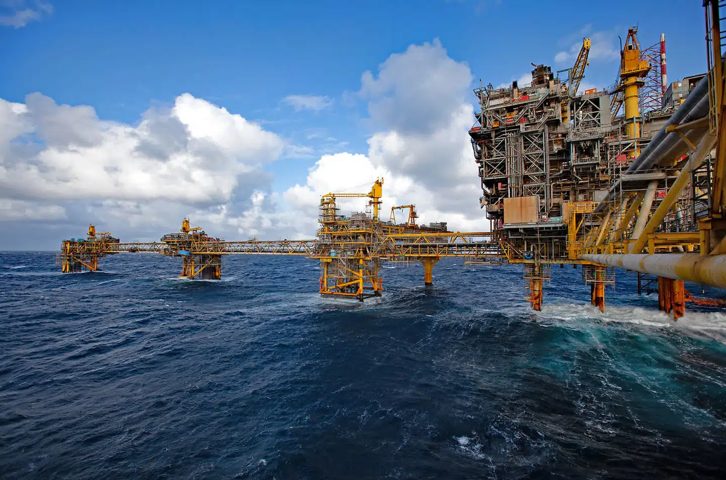 Mens politikerne diskuterer, om olieselskaber skal have lov til at indlede ny jagt på olie og gas i Nordsøen, er det franske olieselskab Total gået i gang med at renovere den centrale procesplatform, Tyra, i Nordsøen.