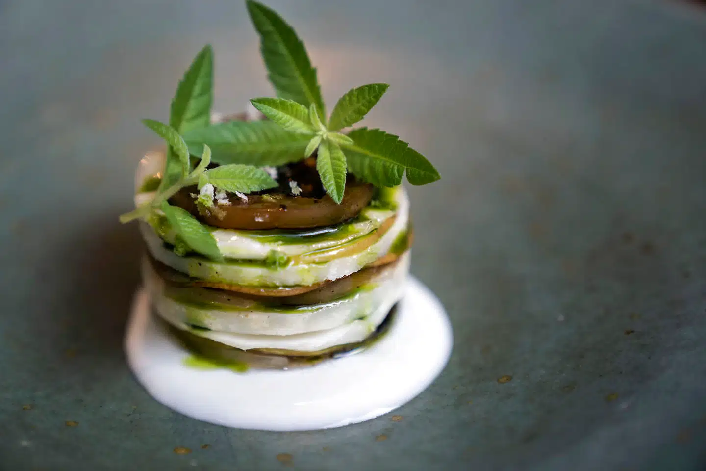 Mille feuille er oprindeligt en dessert med mange sprøde lag butterdej. Denne version bestod dog af tyndskåren rå knoldselleri, spidskål, pære, asie og grøn tomat. Foto: Maria Albrechtsen Mortensen