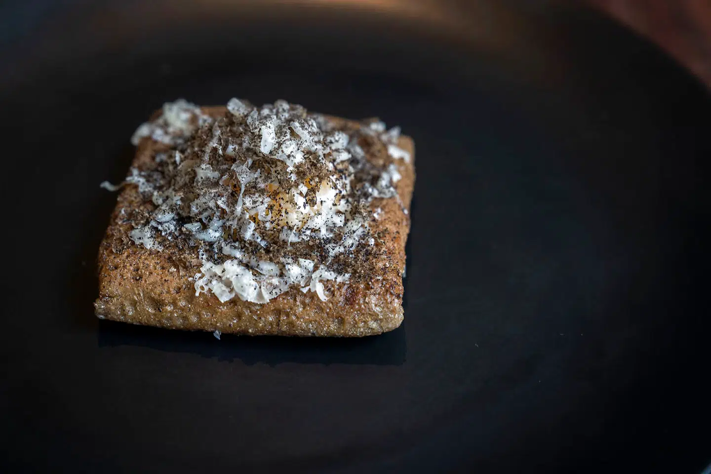 Galette forestière var fyldt med tæt svampestuvning, confiteret æggeblomme, tørret sort trompetsvamp og Beaufort-råmælksost – et match made in heaven. Foto: Maria Albrechtsen Mortensen