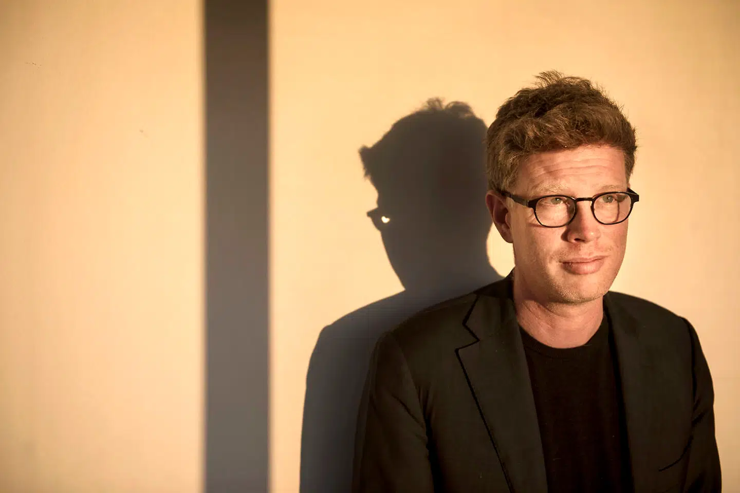 »Det er en uskik, og jeg mener, at man som medie har et ansvar for at bekæmpe det,« siger Weekendavisens chefredaktør, Martin Krasnik, om den sproglige udvikling.