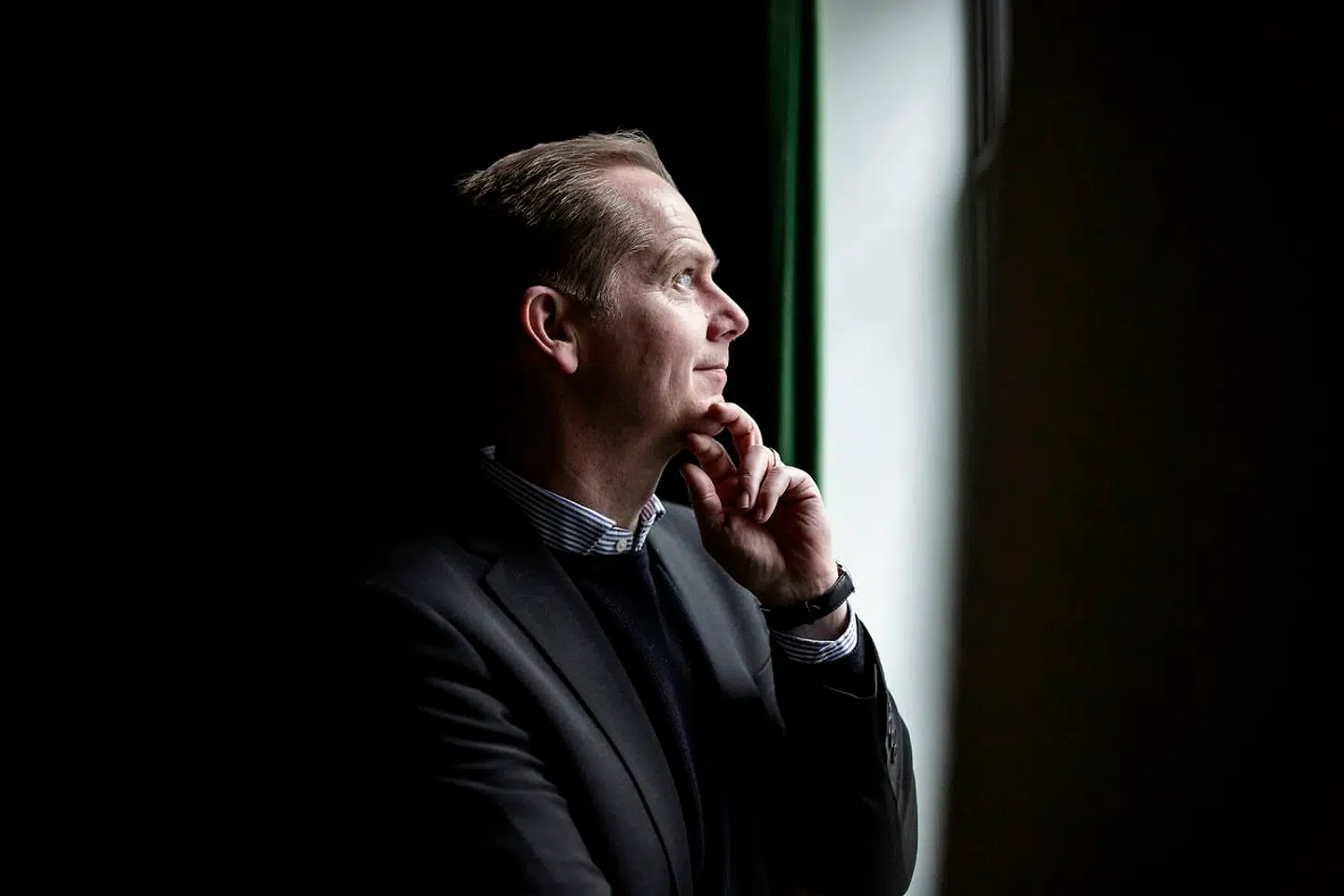 »Vi kommer ikke til at vælge køn for folk. Vi vil spørge eller undersøge, hvordan personen omtaler sig selv,« skriver Politikens chefredaktør, Christian Jensen, i en e-mail til Berlingske.