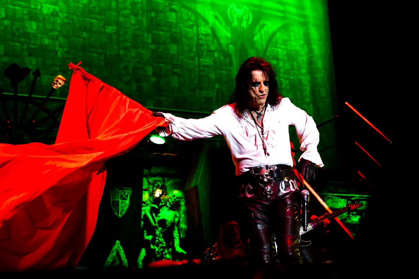 Sceneshowet bestod af et kæmpe middelalderslot på scenen og diverse rekvisitter som Frankenstein, en dansende monsterbaby og Alice Cooper, der fægtede med en sabel eller gav den som tyrefægter.