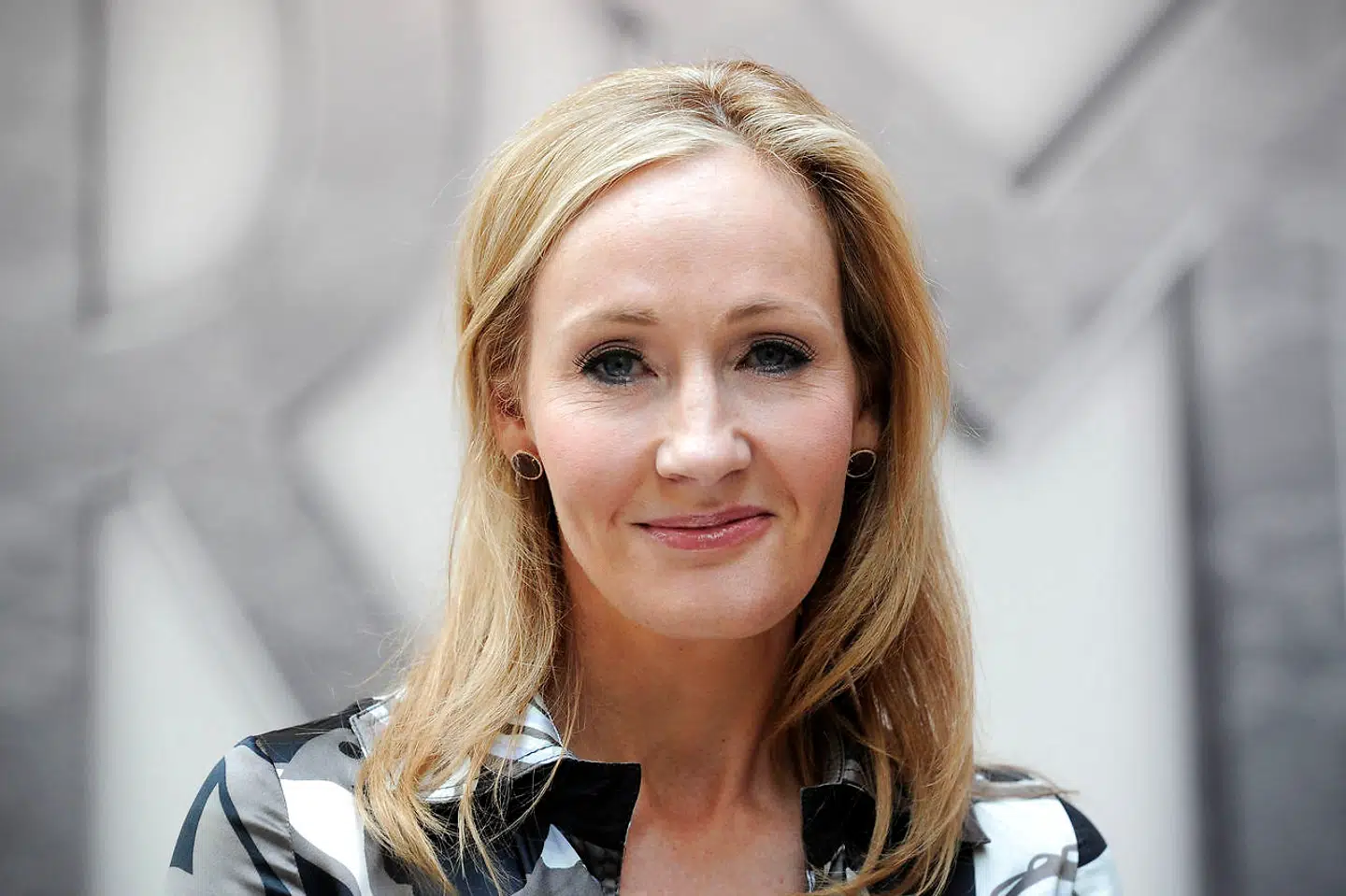 J. K. Rowling udgav sin første bog om den unge troldmand, »Harry Potter og De Vises Sten« i 1997. 10 år senere afsluttede hun fortællingen med »Hary Potter og Dødsregalierne«.