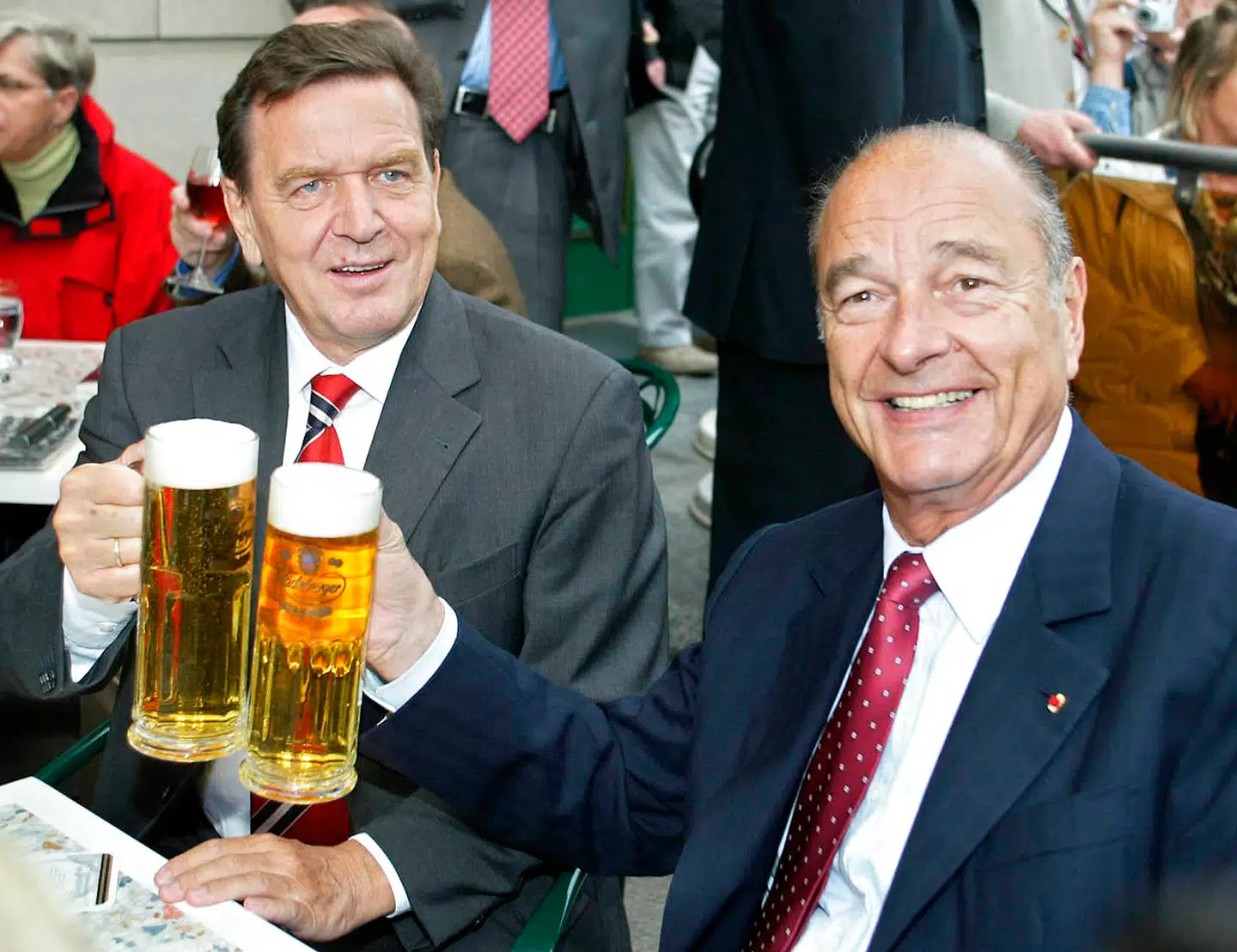 Jacques Chirac og den tyske kansler Gerhard Schröder får sig en øl i 2003, da lederne af de to store europæiske lande blev lagt for had på grund af deres modstand mod Irak-krigen.