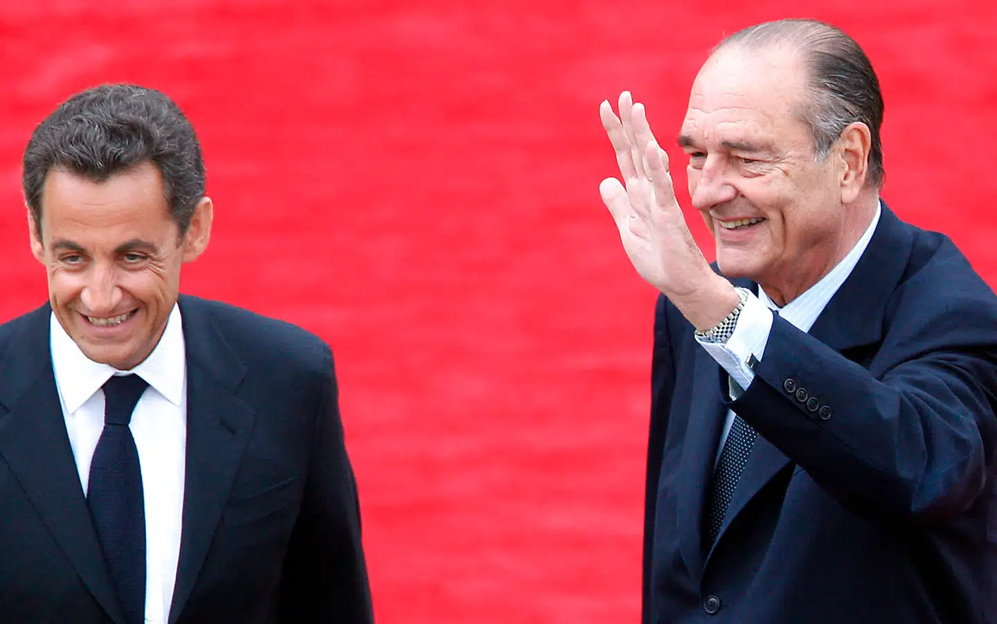 Nicolas Sarkozy var først en af Jacques Chiracs nærmeste medarbejdere og senere hans ærkefjende. Her forsøger de at finde en grimasse, der kan passe, under magtoverdragelsen mellem dem i 2007.