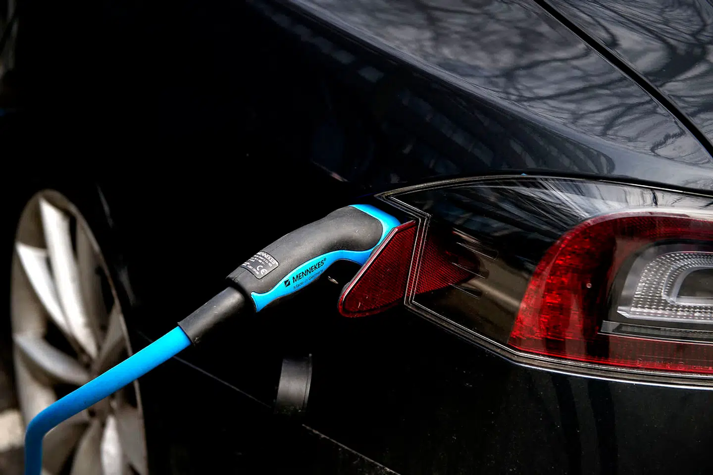 Det skal fra næste år være gratis at parkere elbil i København. Til gengæld skal alle andre bilister betale mere for at stille bilen i København. Det er et af de forslag, som Københavns overborgmester Frank Jensen (S) bærer med ind i budgetforhandlingerne for næste år, og det er et af flere bud på, hvordan man når målsætningen om at gøre København til verdens første CO2-neutrale hovedstad.