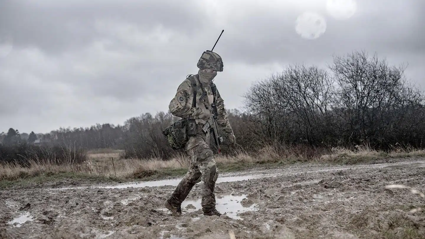 Ifølge etnologen Beate Sløk-Andersen er humor er en raffineret måde, hvorpå soldaterne markerer, hvad de egentlige værdier er.
