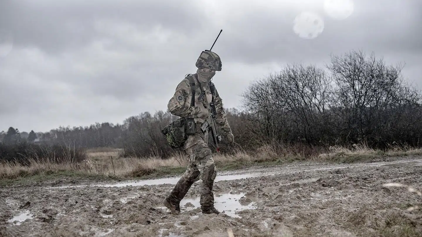 Ifølge etnologen Beate Sløk-Andersen er humor er en raffineret måde, hvorpå soldaterne markerer, hvad de egentlige værdier er.