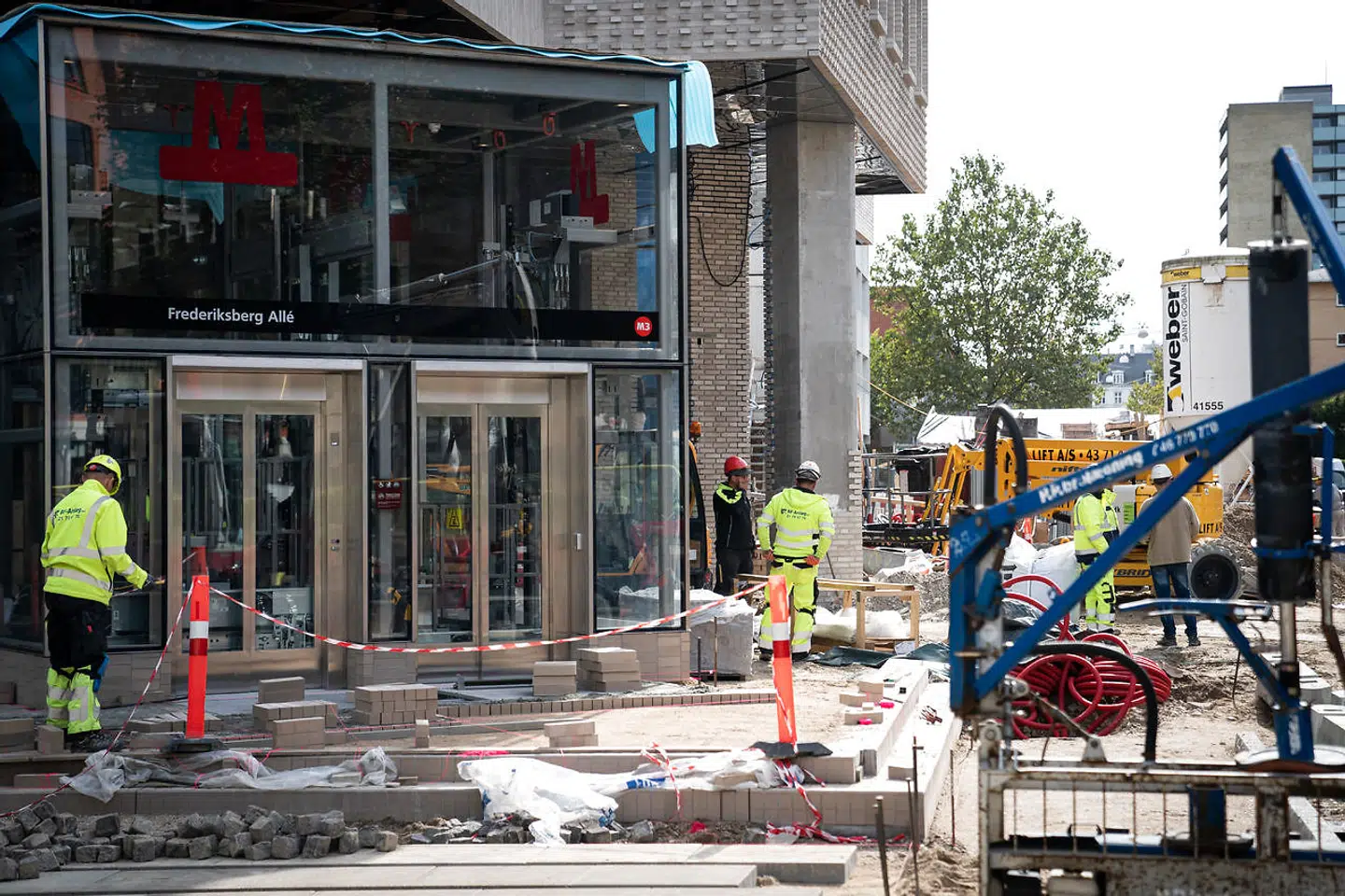 Der bliver arbejdet på højtryk på pladsen foran metrostationen på Frederiksberg Allé. Forpladsen biler ikke klar til åbningen, men det ændrer ikke på, at man kan bruge stationen fra på søndag.