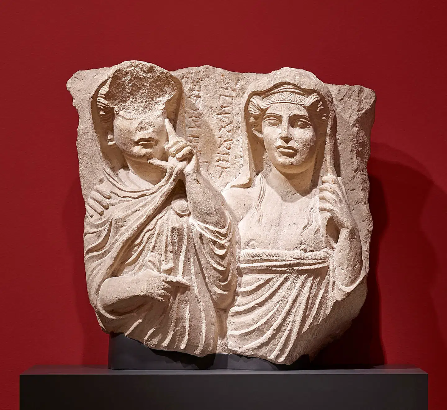 Indbyggerne i Palmyra satte små skulpturer op ved gravene. Forskere ved ikke med sikkerhed, om det var portrætter af de døde – men denne sten hedder i hvert fald »Salmat og hendes mor«. Glyptotekets stifter, Carl Jacobsen, erhvervede mellem 1882 og 1886 flere end 100 gravminder fra Salmyra.