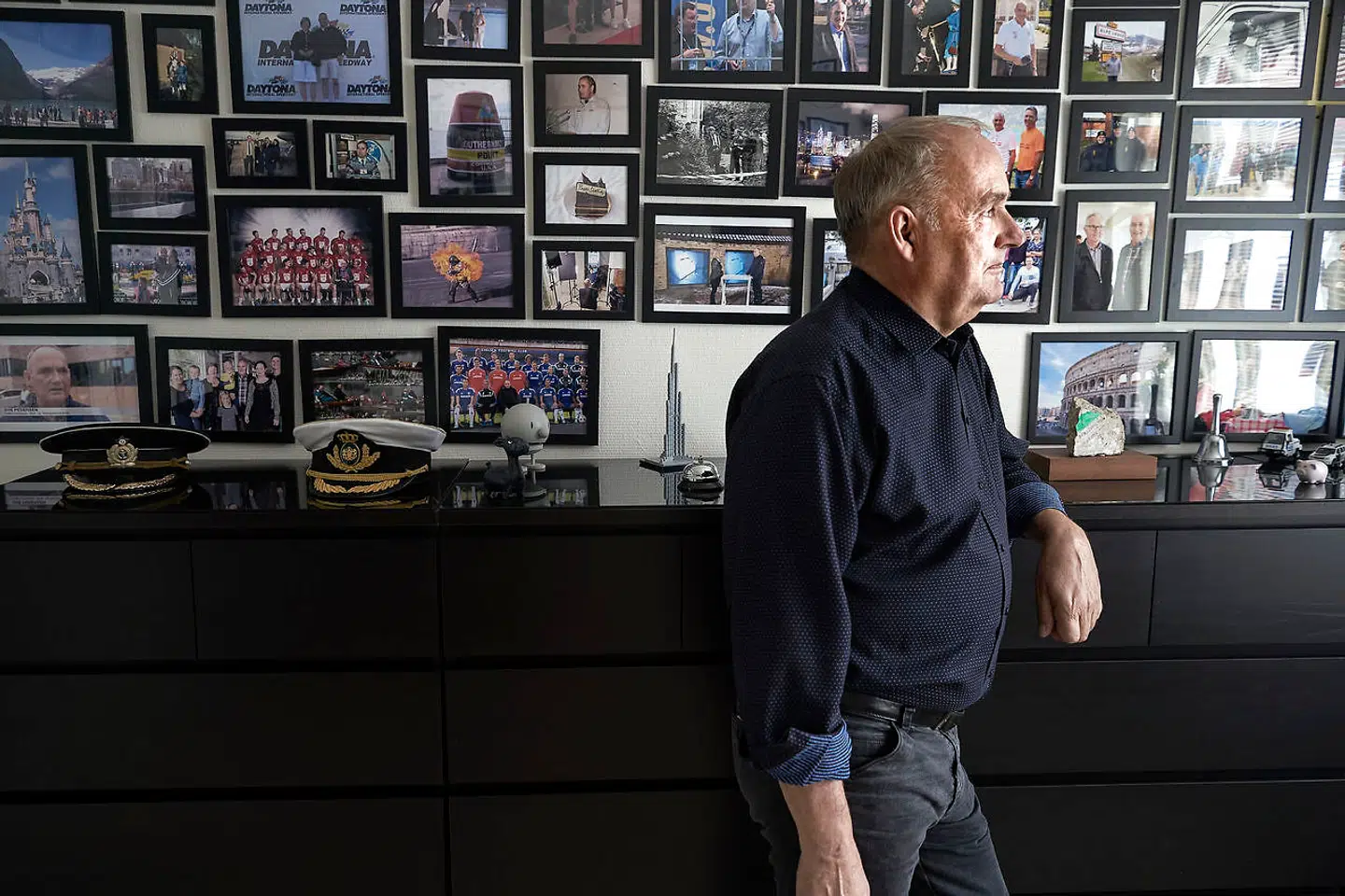 I fhv. kriminalkommissær Ove Pedersens hjem i Glim er et rum helliget minder fra hans 40 år i politiet, bl.a. hans gamle politikommissærkasket, fotos fra hans frivillige arbejde i Roskilde Roklub og en plakat for filmen »Olsen-banden overgiver sig aldrig«, hvor han havde en statistrolle.