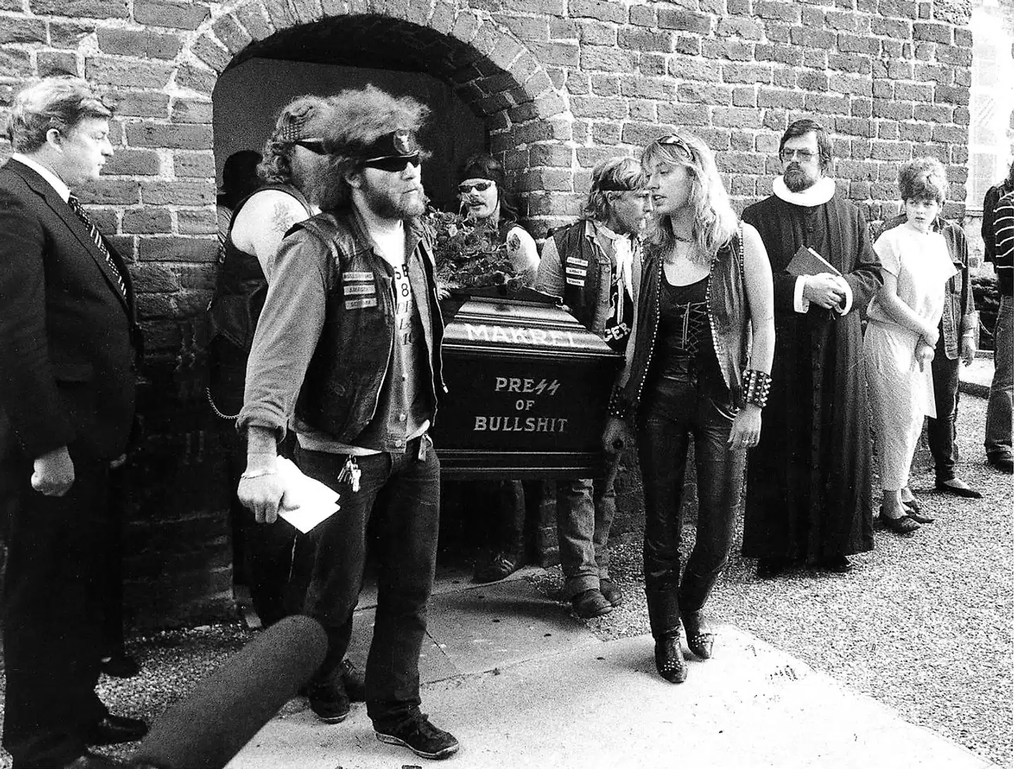 Ove Pedersen var i begyndelse af 80erne med til at efterforske Bullshit og Hells Angels, da de to grupper var i »krig« med hinanden. Bullshits præsident, Henning Norbert Knudsen, kaldet Makrellen, blev dræbt. Foto fra hans begravelse i 1984. Kisten blev båret ud af kirken af Makrellens brødre og hans enke, Pia Knudsen (th.)