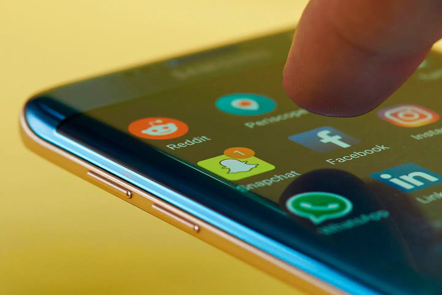 Facebooks og Snapchats app ligger side om side på mange smartphones, men i virkeligheden er der en indædt kamp mellem de to tech-giganter.