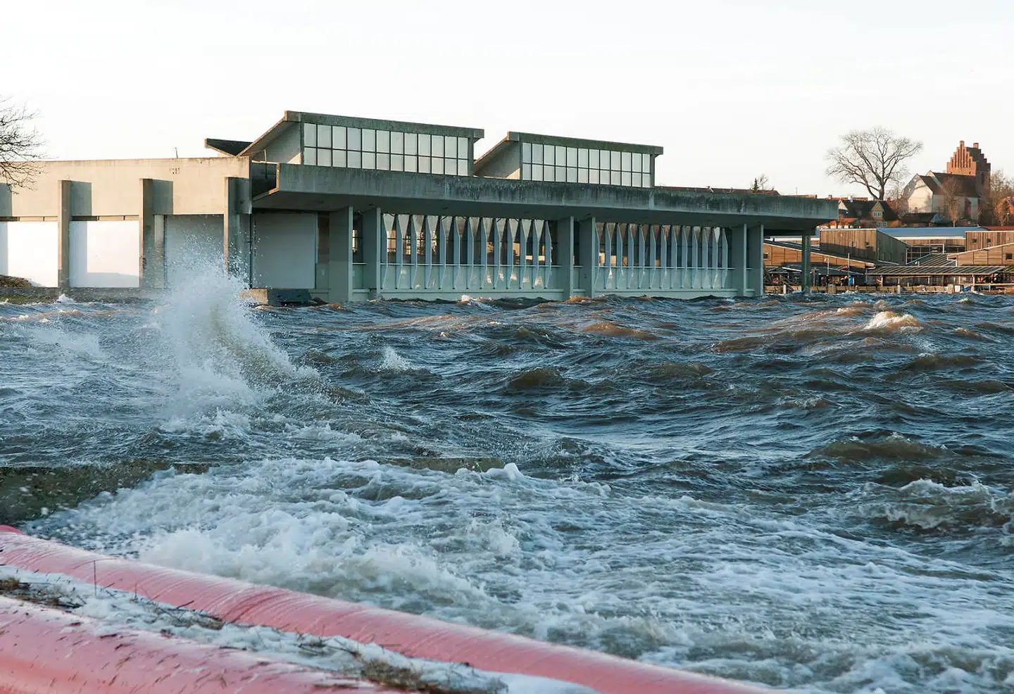 Vikingeskibshallen under en storm i 2016, hvor vandet fra Roskilde Fjord var truende tæt på at trænge ind i bygningen.