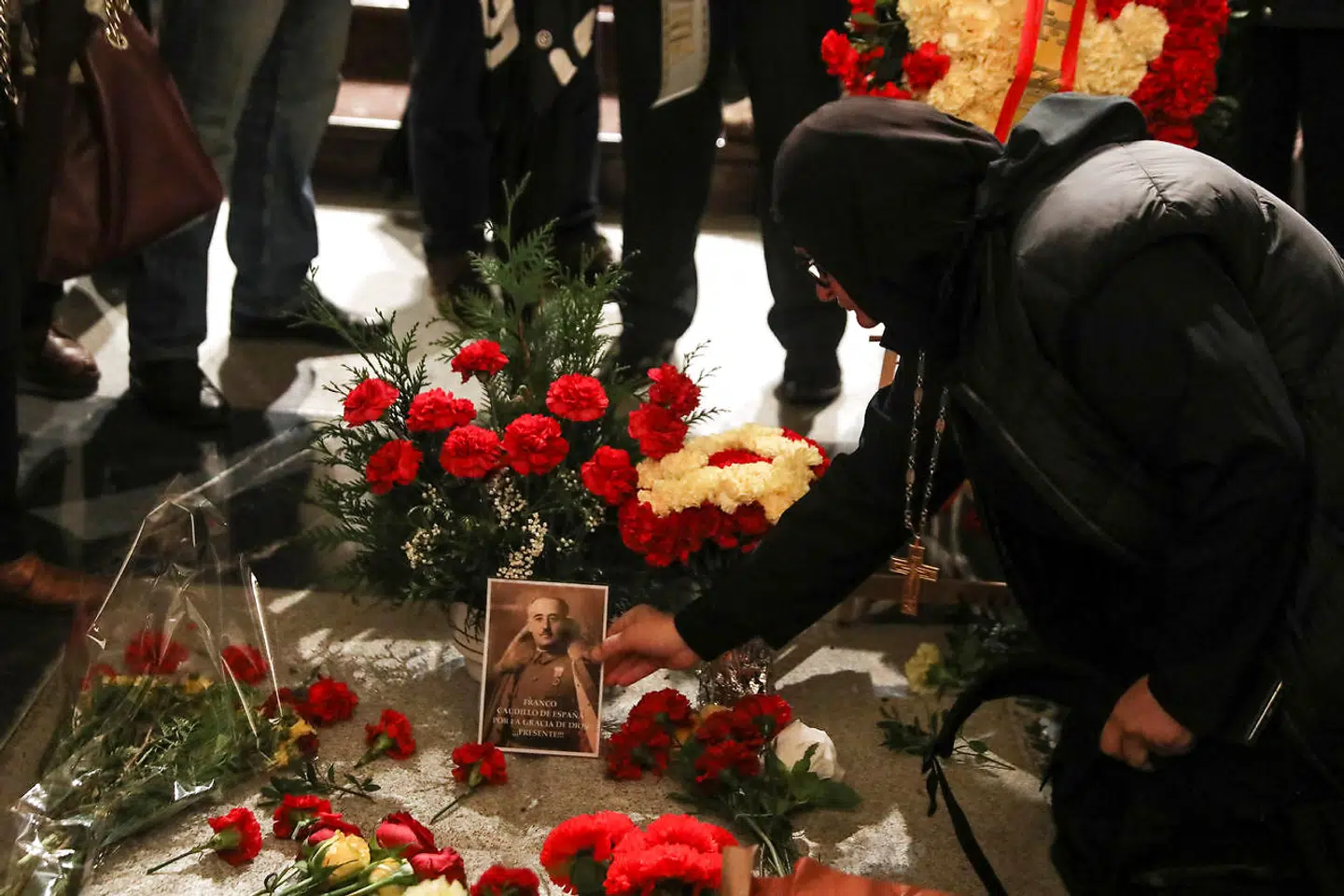 I årtier har de jordiske rester af Spaniens mangeårige diktator, Francisco Franco, ligget urokkeligt på hæderspladsen i det enorme gravmonument Valle de los Caídos, som han lod opføre i bjergene nordvest for Madrid. Her er det tilhængere af diktatoren, der højtideligholder diktatorens 43. dødsdag ved graven i Valle de los Caídos.