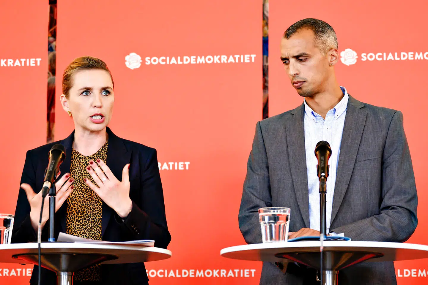 Socialdemokratiet vil have blå blok med til at aftale, hvordan et nyt ydelsessystem skal se ud. Det kan de røde partier ikke se behovet for, for blå blok vil »kun sænke ydelserne«, lyder det fra Socialdemokratiets formodede støttepartier. Her ses S-formand Mette Frederiksen sammen med partiets udlændingeordfører, Mattias Tesfaye, til pressemødet, hvor partiet lancerede sin udlændingepolitik. Foto: Philip Davali/Ritzau Scanpix