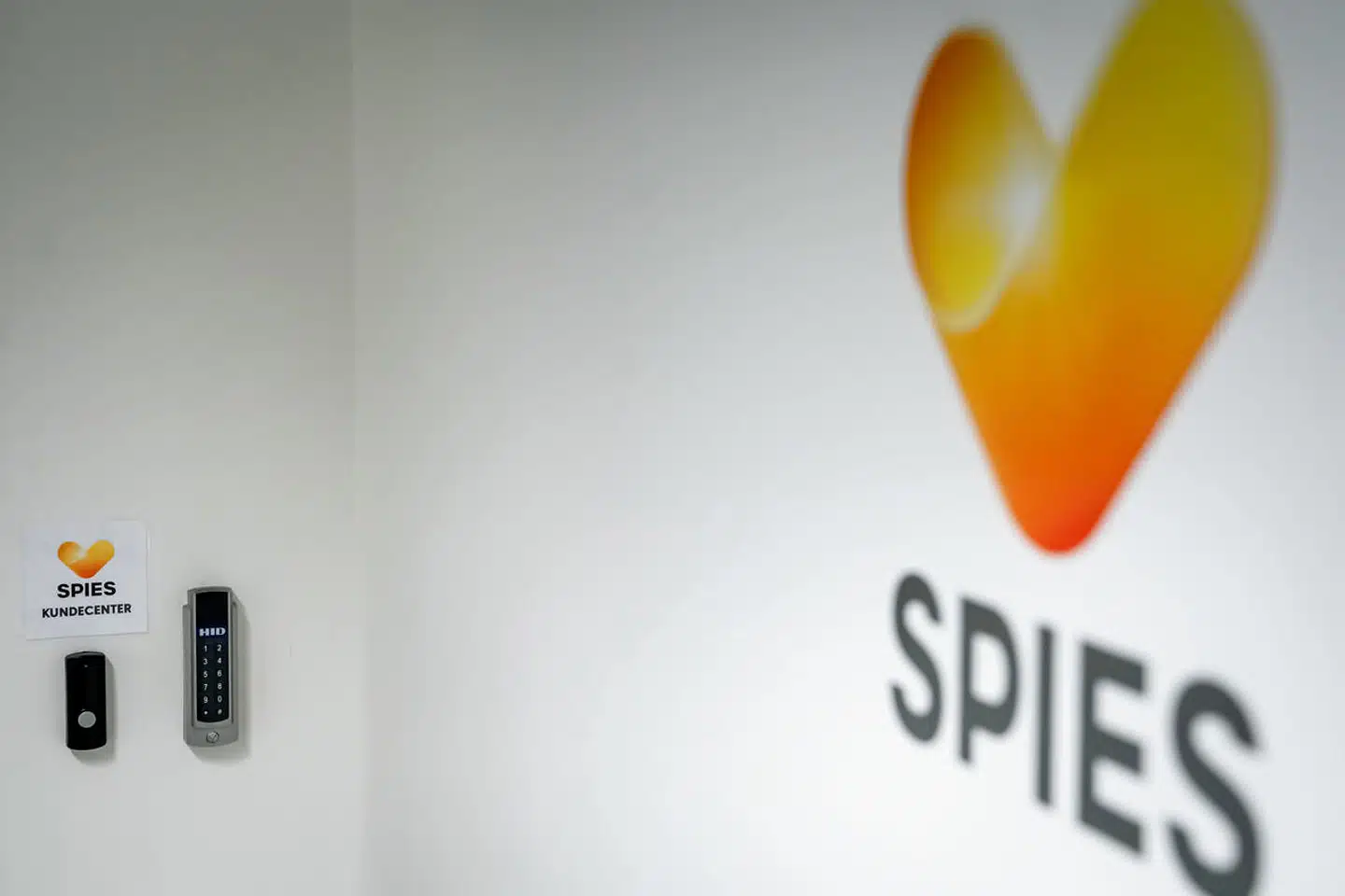 Spies genoptager tirsdag morgen sine rejser efter selskabets britiske ejer Thomas Cook Group mandag morgen begærede sig konkurs.