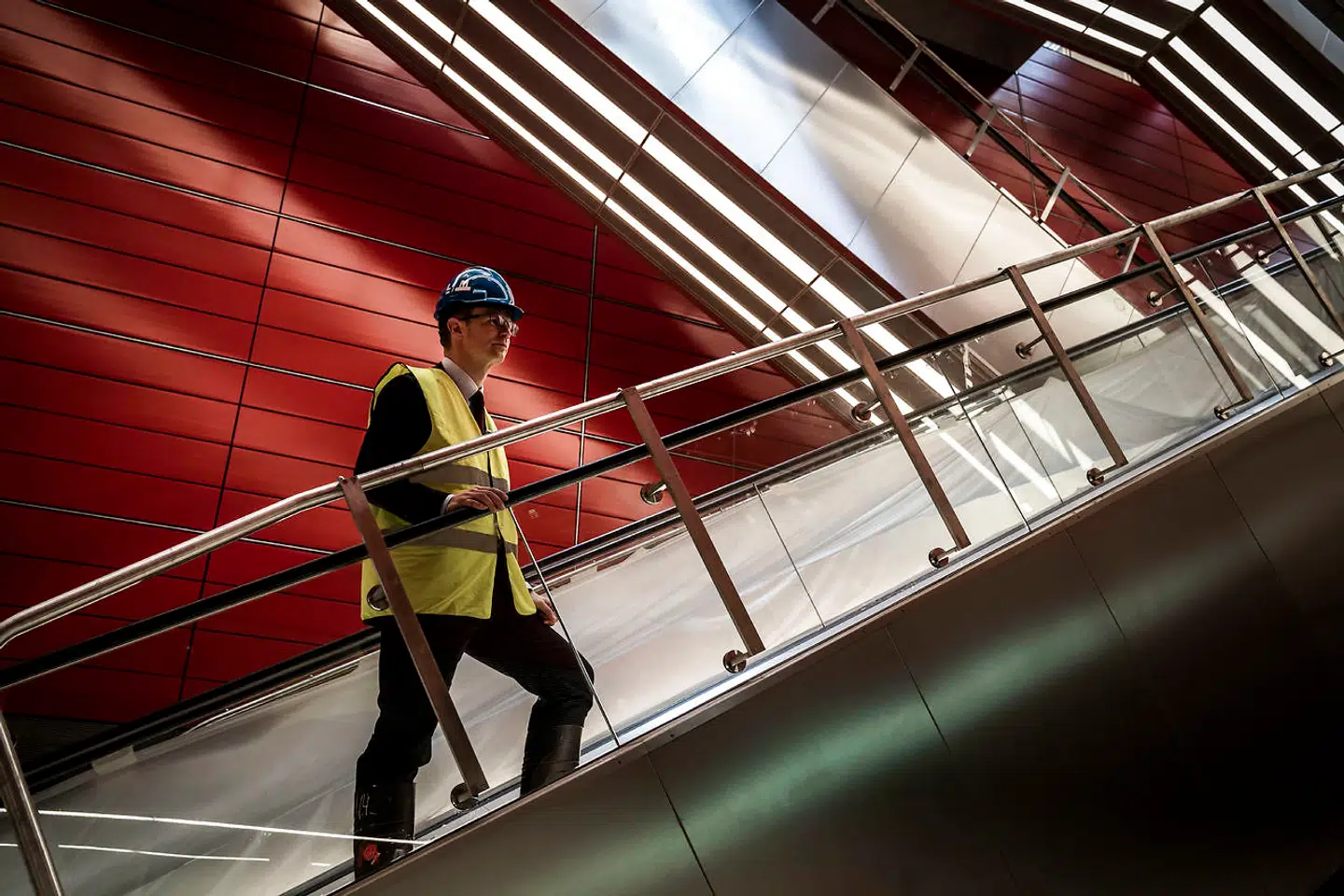 Titusindvis af rejsende vil hver dag valfarte op og ned ad disse rulletrapper på den nye metrostation ved Københavns Hovedbanegård, når Cityringen er åbnet om en lille uges tid. Det vil skabe pres på nogle af byens stationer. De udfordringer kan letbaner og busser i faste baner være med til at løse, mener transportminister Benny Engelbrecht (S).