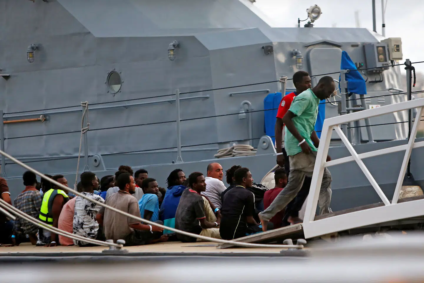 Migranter ankommer til Malta om bord på et flådefartøj. Når aftalen er plads, vil migranterne blive fordelt mellem en gruppe af frivillige lande.