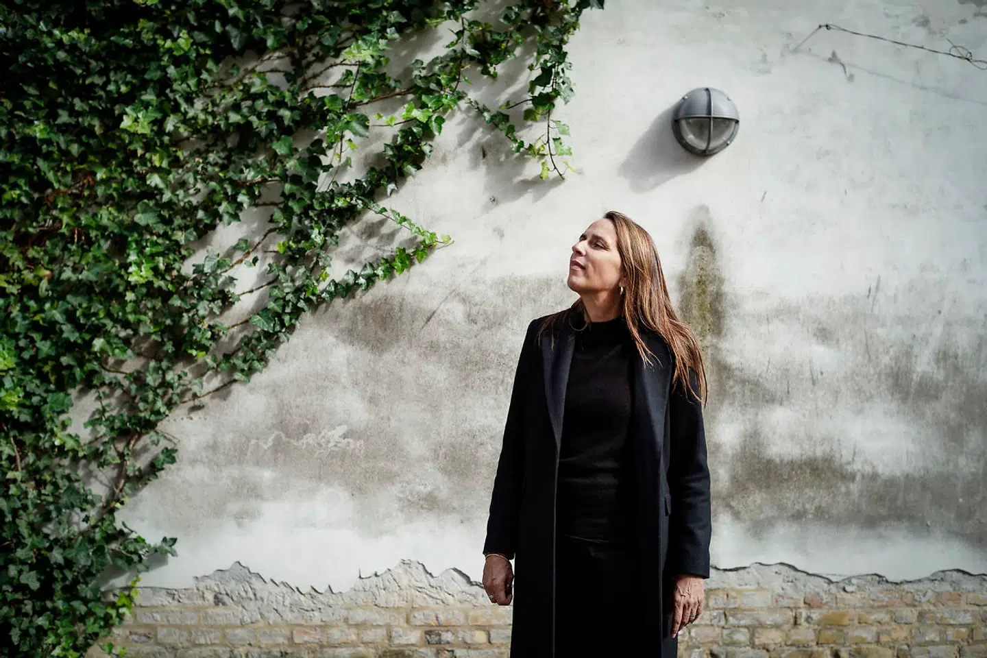 »Det nytter intet at dvæle ved skuffelser. Vi kommer ud for et hav af dem gennem livet, de er ligesom en del af pakken. Hold op med at pille dig i navlen, op på hesten og af sted igen. Jeg vil gå gennem ild og vand for mine venner. Jeg prøver selv at være 100 procent tro og loyal i en arbejdsrelation, og jeg synes, man skal gøre sig umage med det, man laver,« siger TV-vært og kogebogsforfatter Anne Hjernøe.