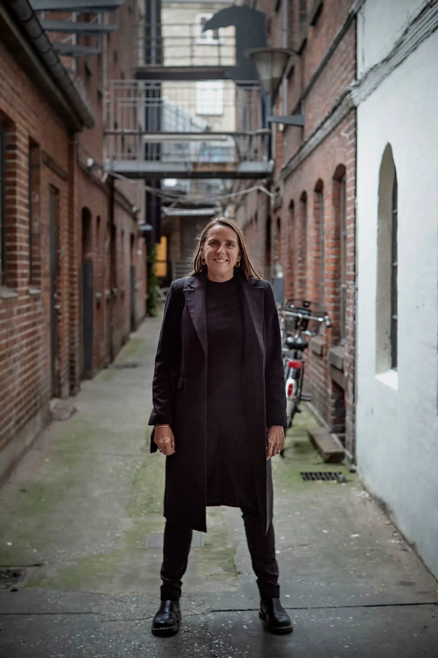 Anne Hjernøe har mange jern i ilden. Hun er uddannet inden for socialpædagogik og kommunikation og arbejder blandt andet som TV-vært, kogebogsforfatter, foredragsholder og konsulent for fødevarebranchen.