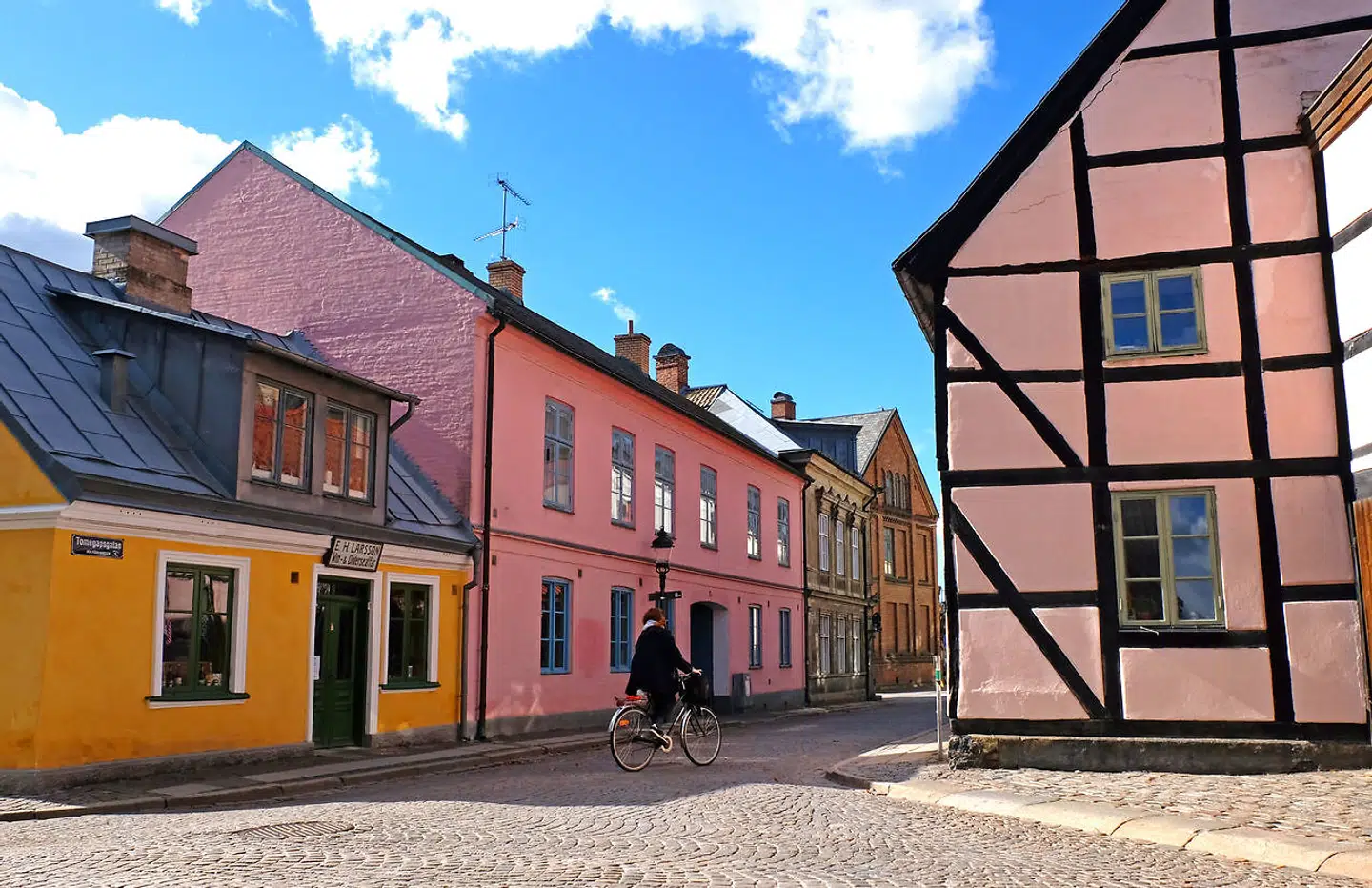 Visse steder har man fornemmelsen af at gå rundt i et gammelt museum med fine, historiske huse.