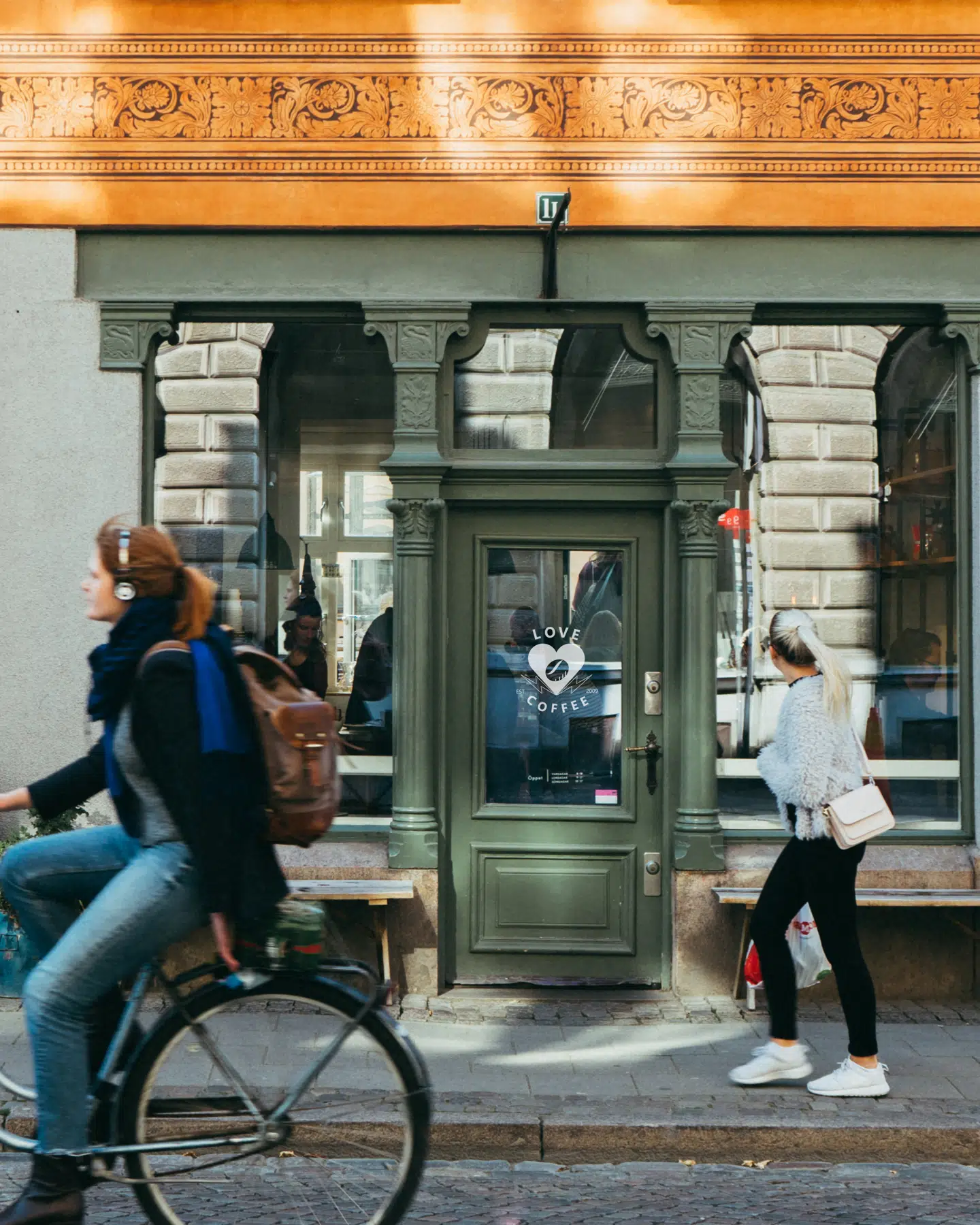 På Lunds hyggelige Klostergatan er der god kaffe, konditorier, flere gode spisesteder – og mange unge fra byens universitet.