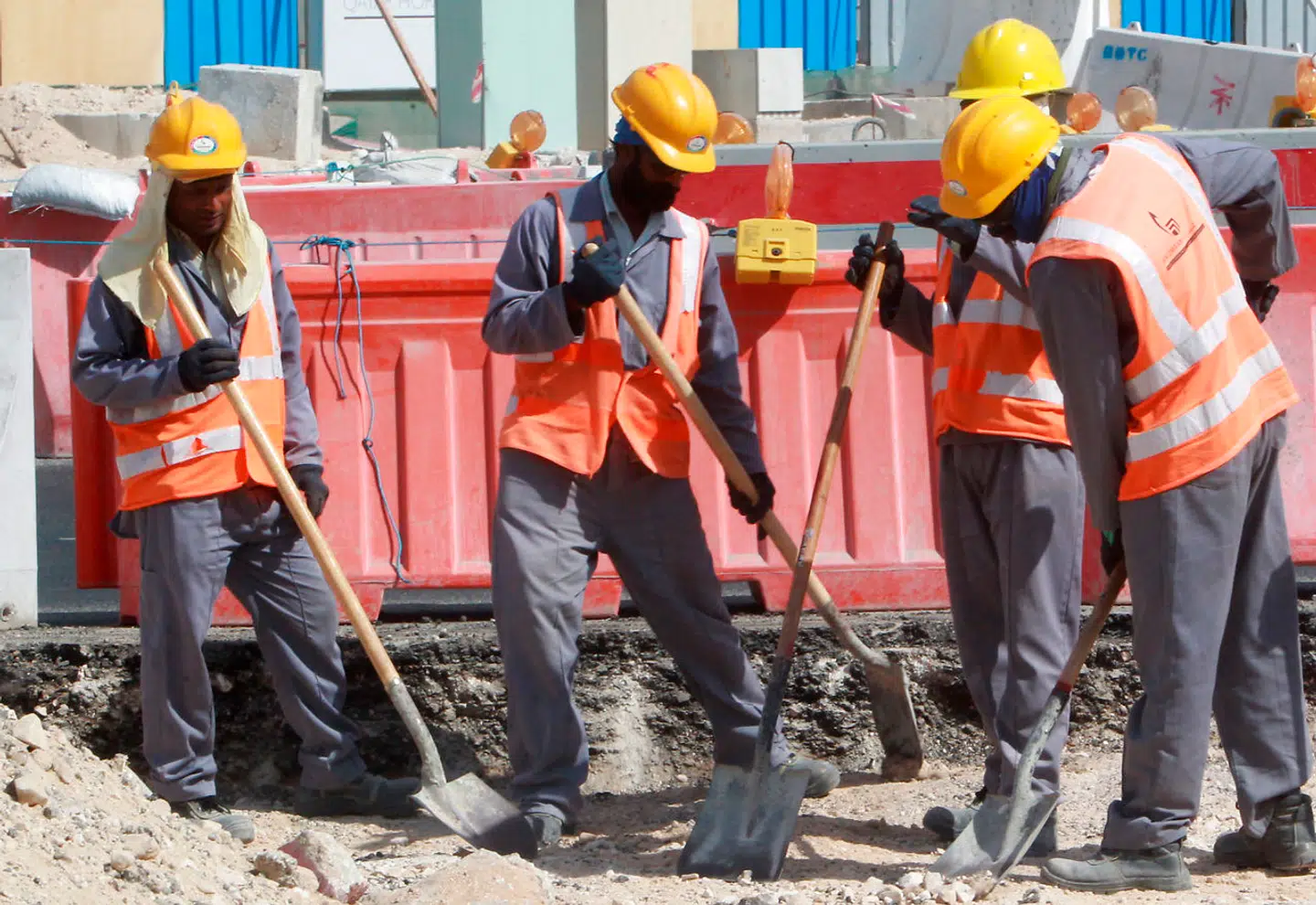 De mange tusinde, som er beskæftiget med de storstilede stadionprojekter, er kun en brøkdel af Qatars to millioner migrantarbejdere. De er lokket til fra lande som Nepal, Bangladesh, Sri Lanka, Ghana og Kenya. Mange af dem vender aldrig hjem.